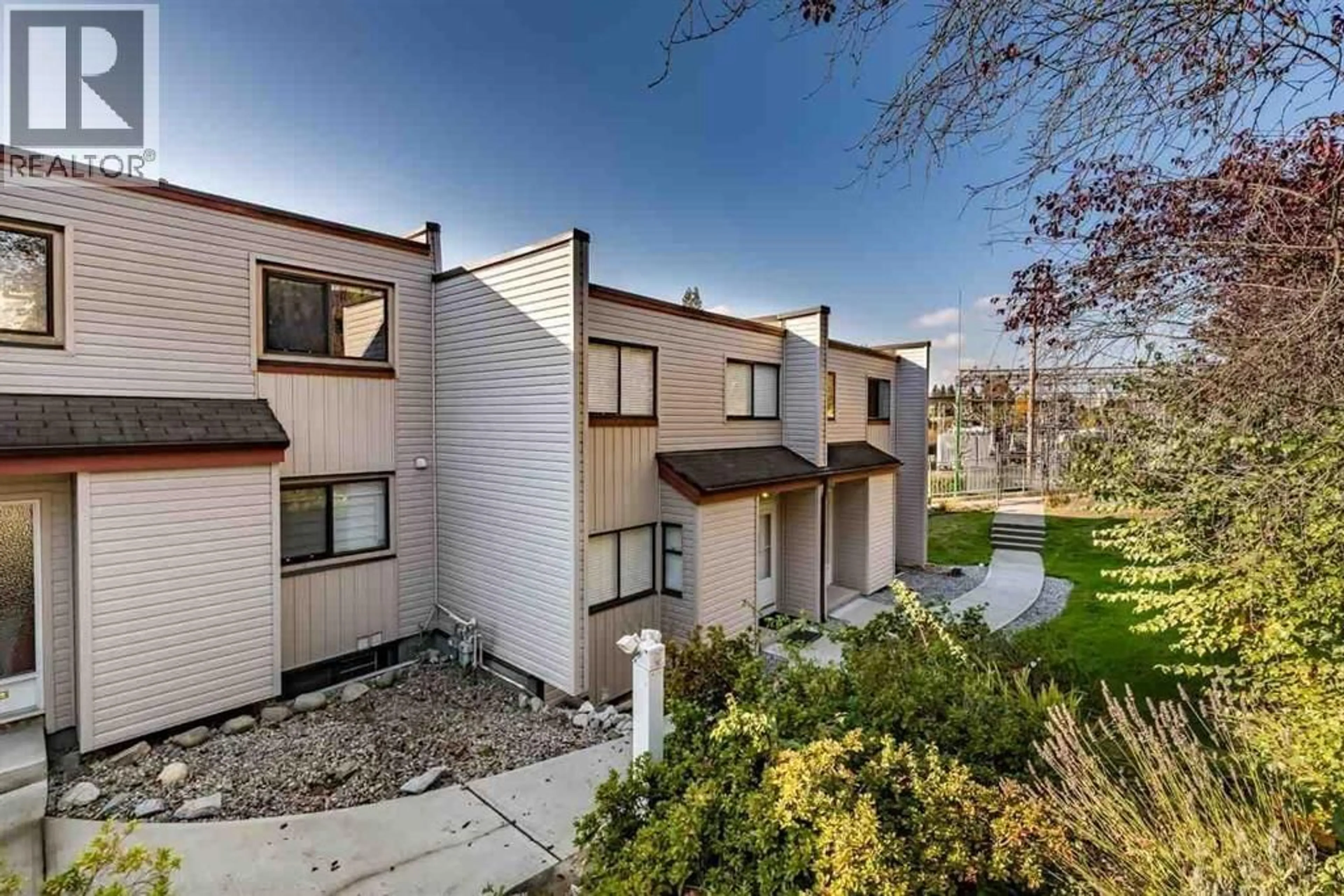 A pic from outside/outdoor area/front of a property/back of a property/a pic from drone, street for 6762 KNEALE PLACE, Burnaby British Columbia V5B2Z2