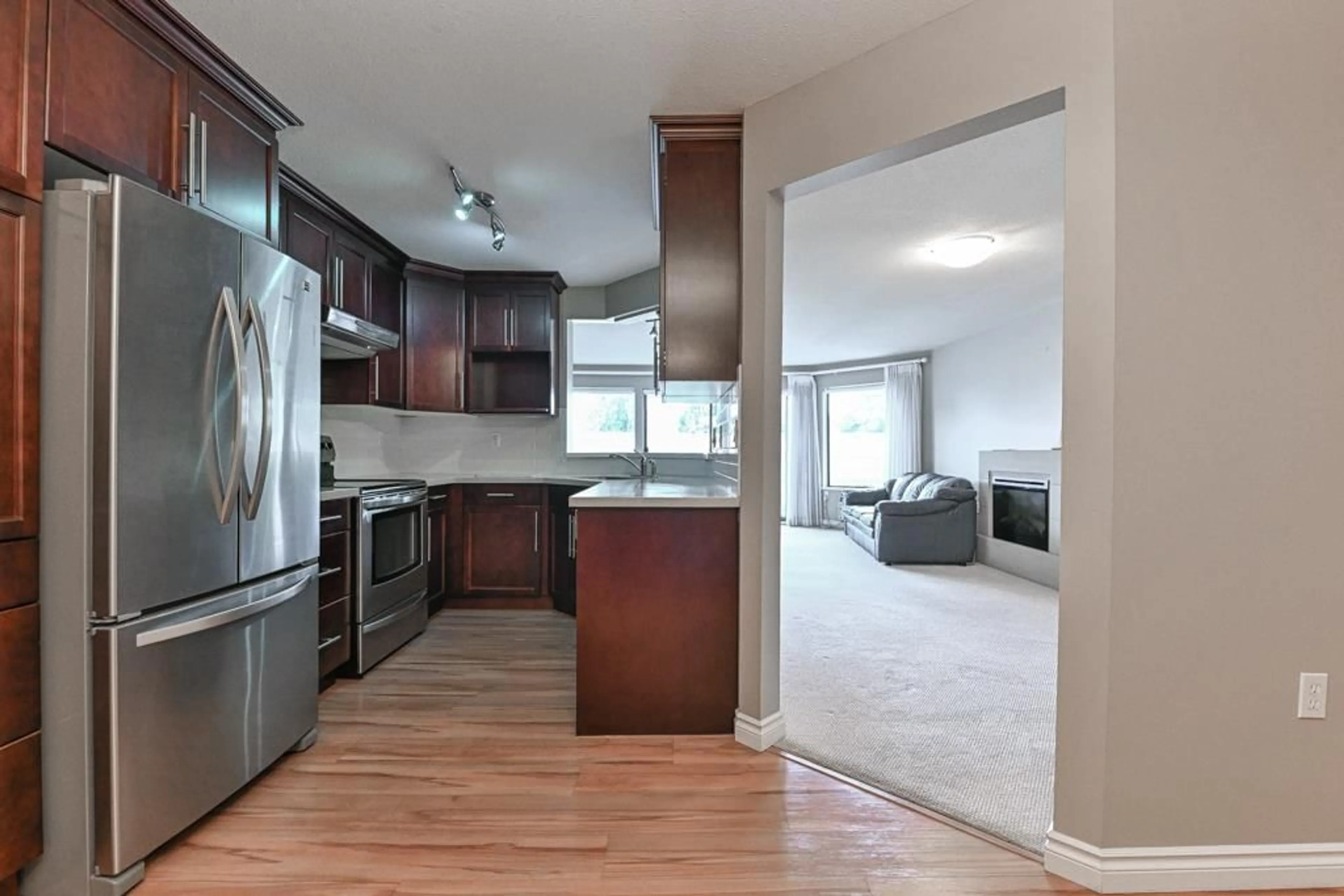 Open concept kitchen, wood/laminate floor for 207 - 33233 BOURQUIN CRESCENT, Abbotsford British Columbia V2S1Y2
