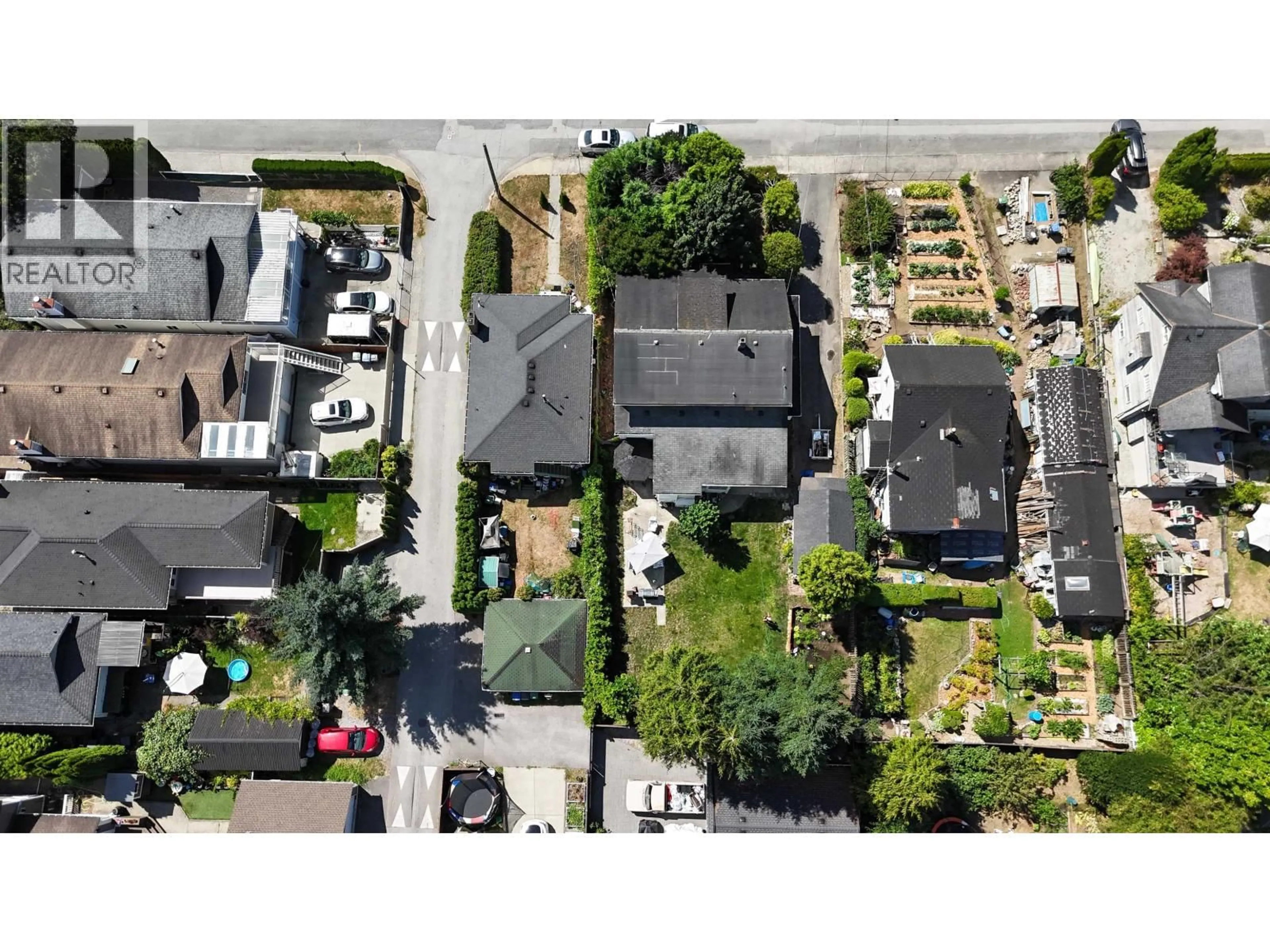 A pic from outside/outdoor area/front of a property/back of a property/a pic from drone, street for 220 DEVOY STREET, New Westminster British Columbia V3L4E7