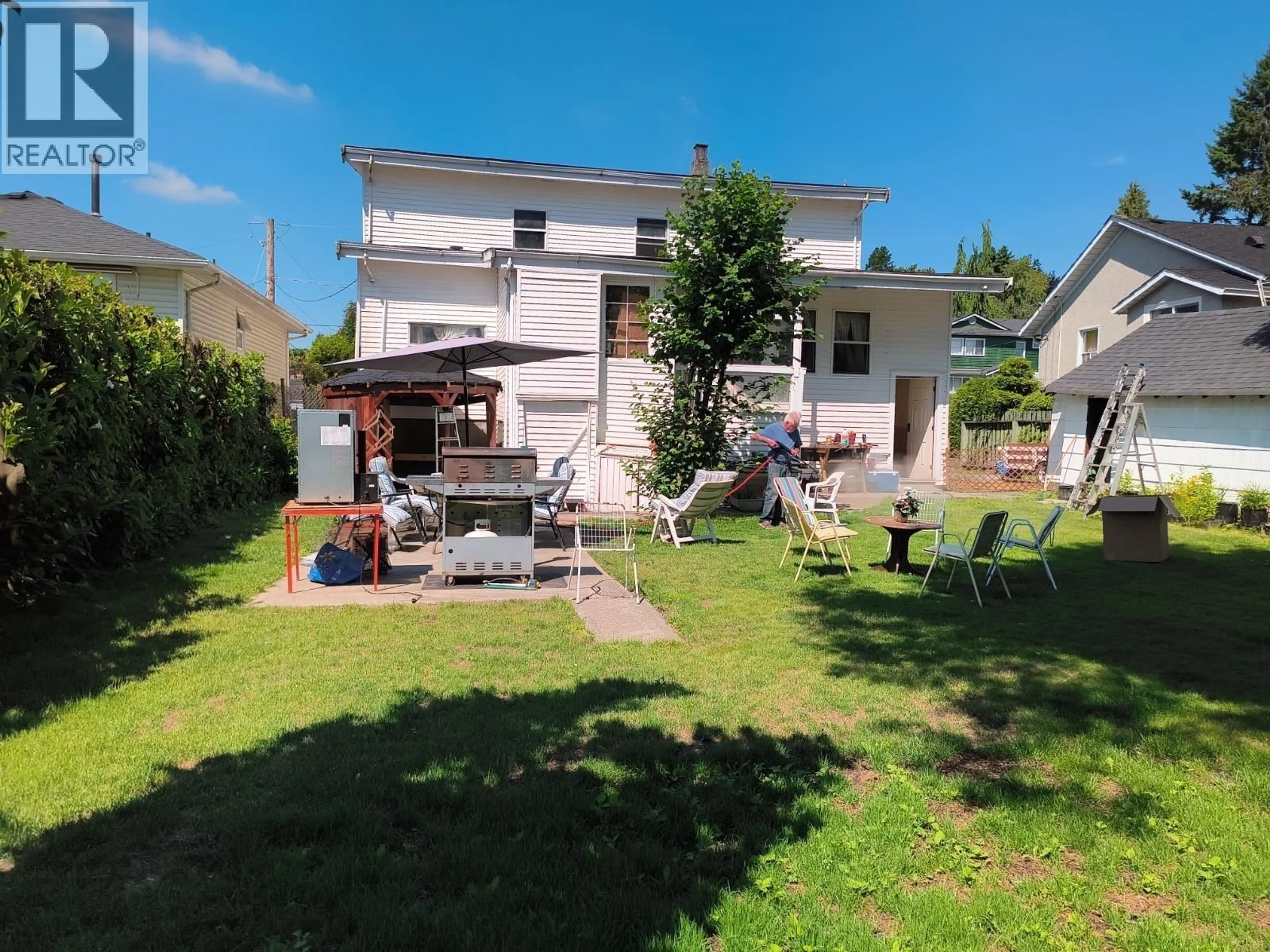 A pic from outside/outdoor area/front of a property/back of a property/a pic from drone, street for 220 DEVOY STREET, New Westminster British Columbia V3L4E7