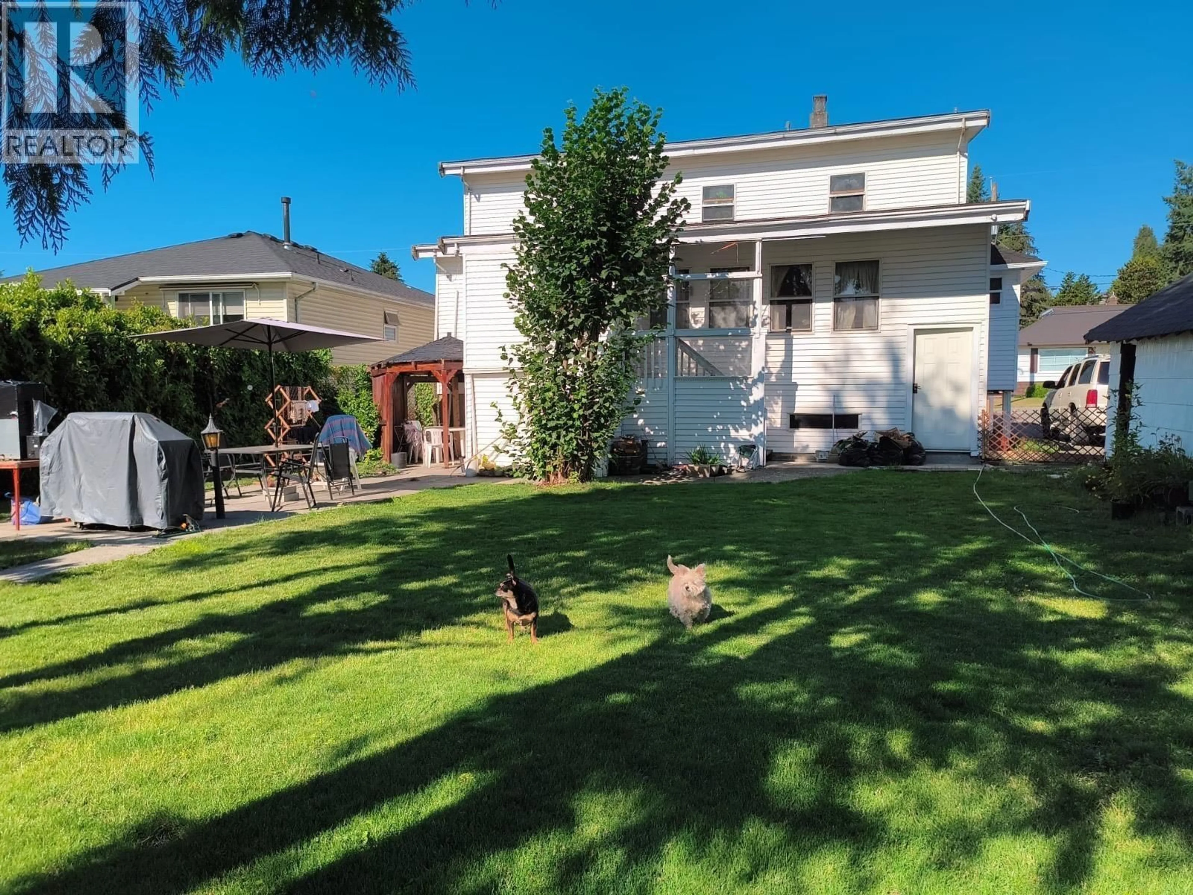 A pic from outside/outdoor area/front of a property/back of a property/a pic from drone, street for 220 DEVOY STREET, New Westminster British Columbia V3L4E7