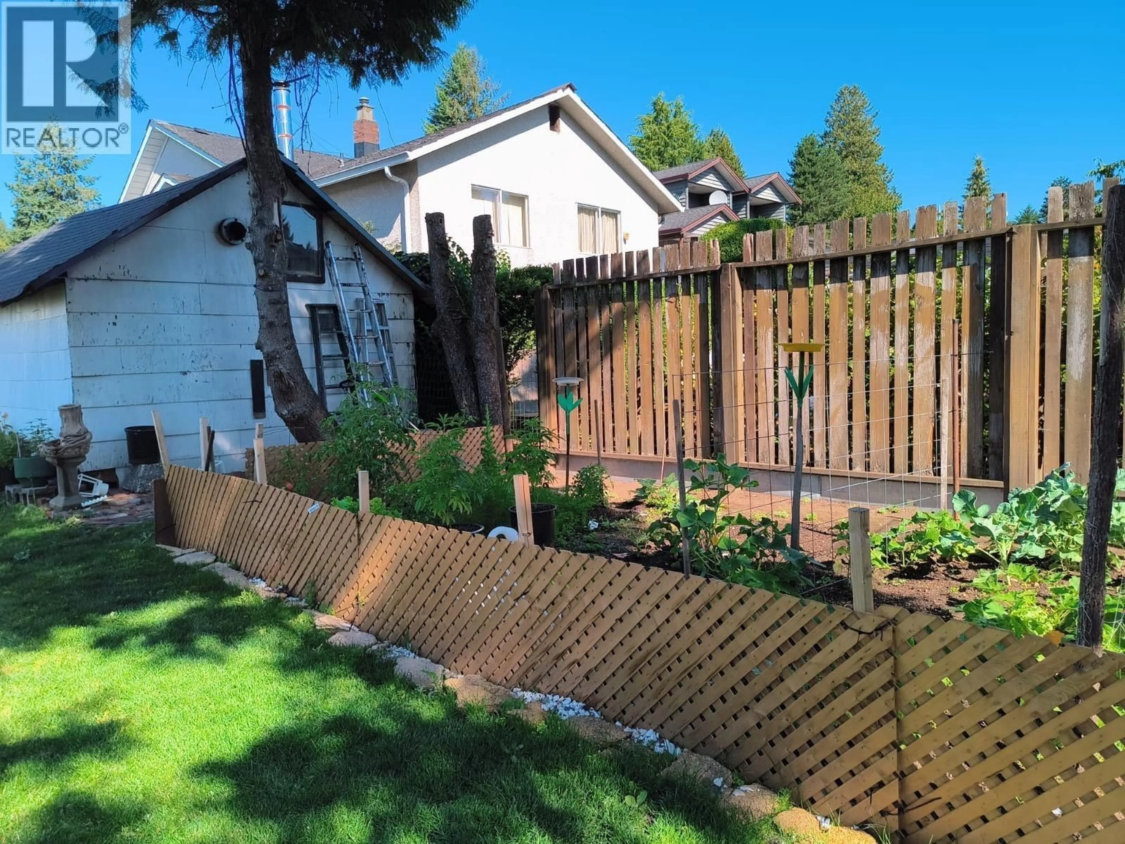 A pic from outside/outdoor area/front of a property/back of a property/a pic from drone, street for 220 DEVOY STREET, New Westminster British Columbia V3L4E7