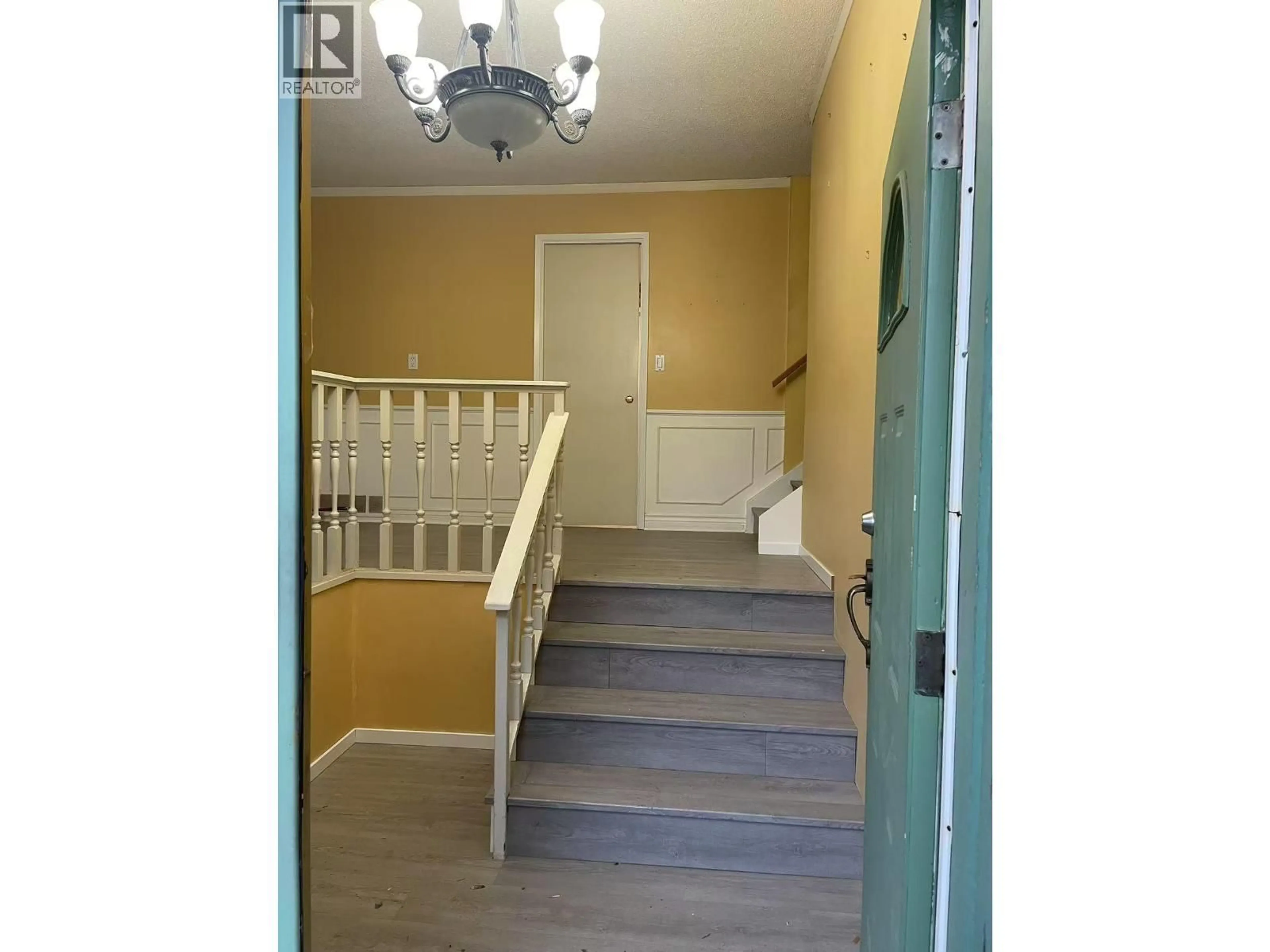 Indoor foyer for 9571 GLENTHORNE DRIVE, Richmond British Columbia V7A1Y3