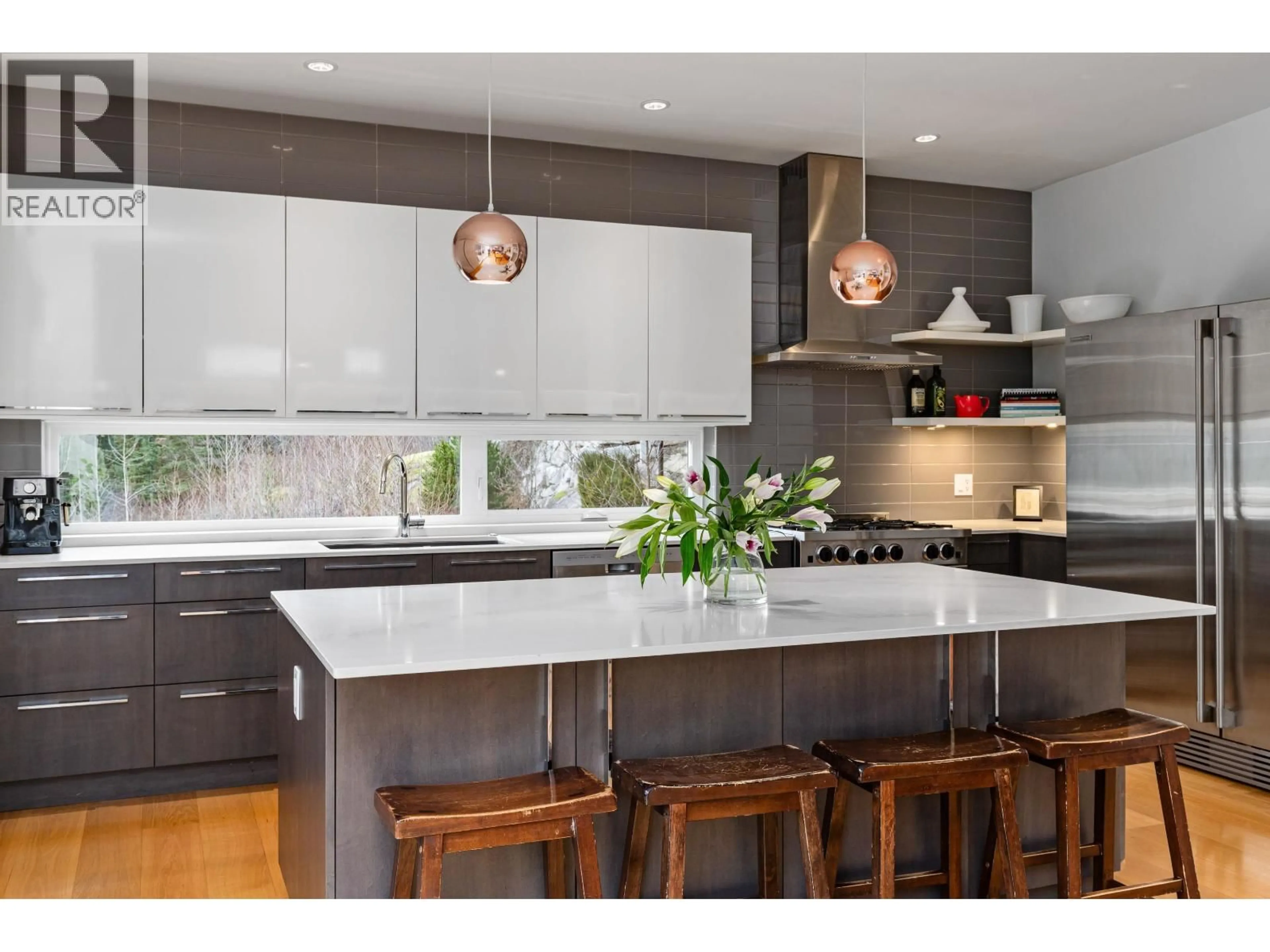 Contemporary kitchen, unknown for 38555 SKY PILOT DRIVE, Squamish British Columbia V8B0T6