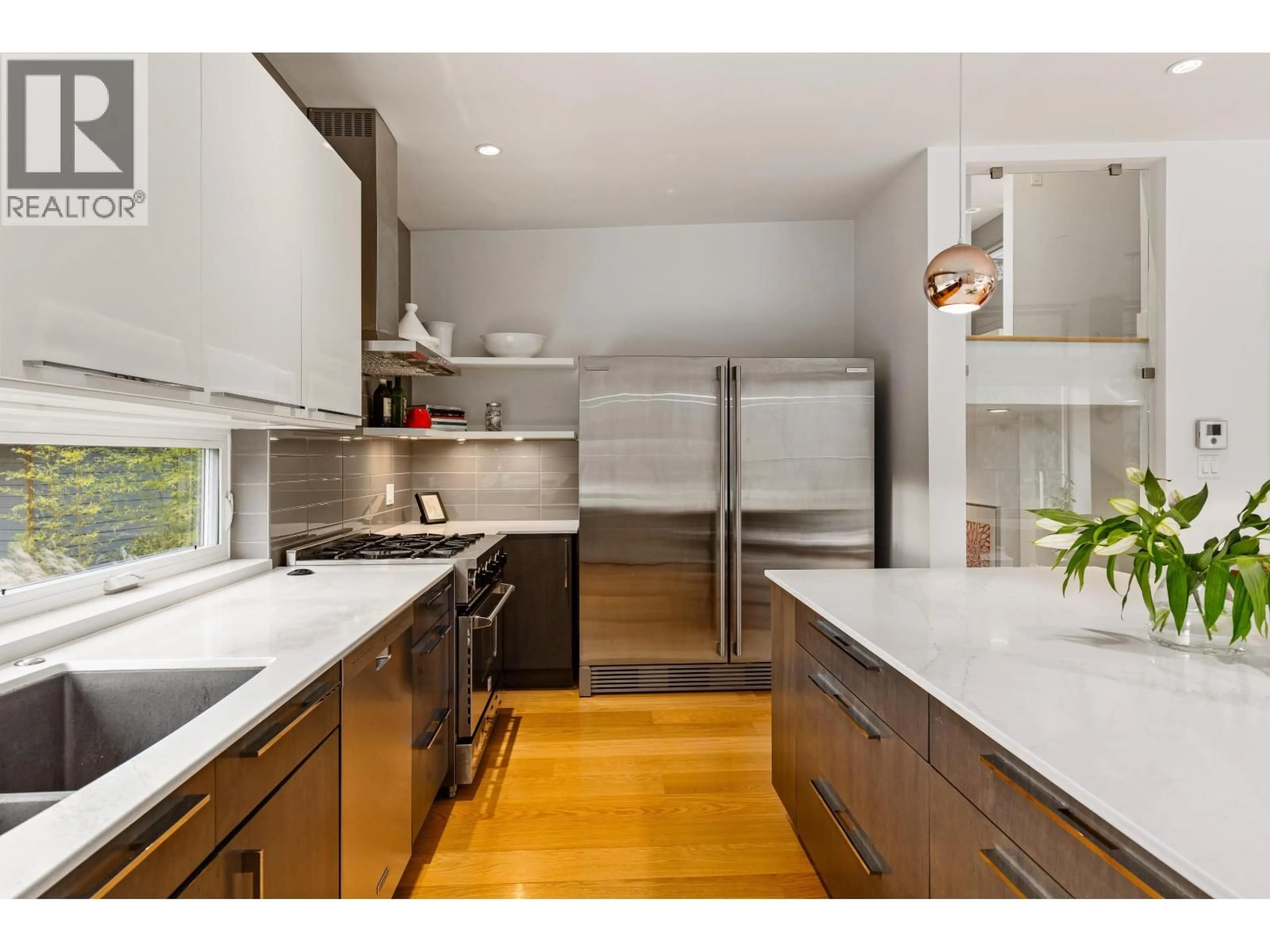 Contemporary kitchen, unknown for 38555 SKY PILOT DRIVE, Squamish British Columbia V8B0T6