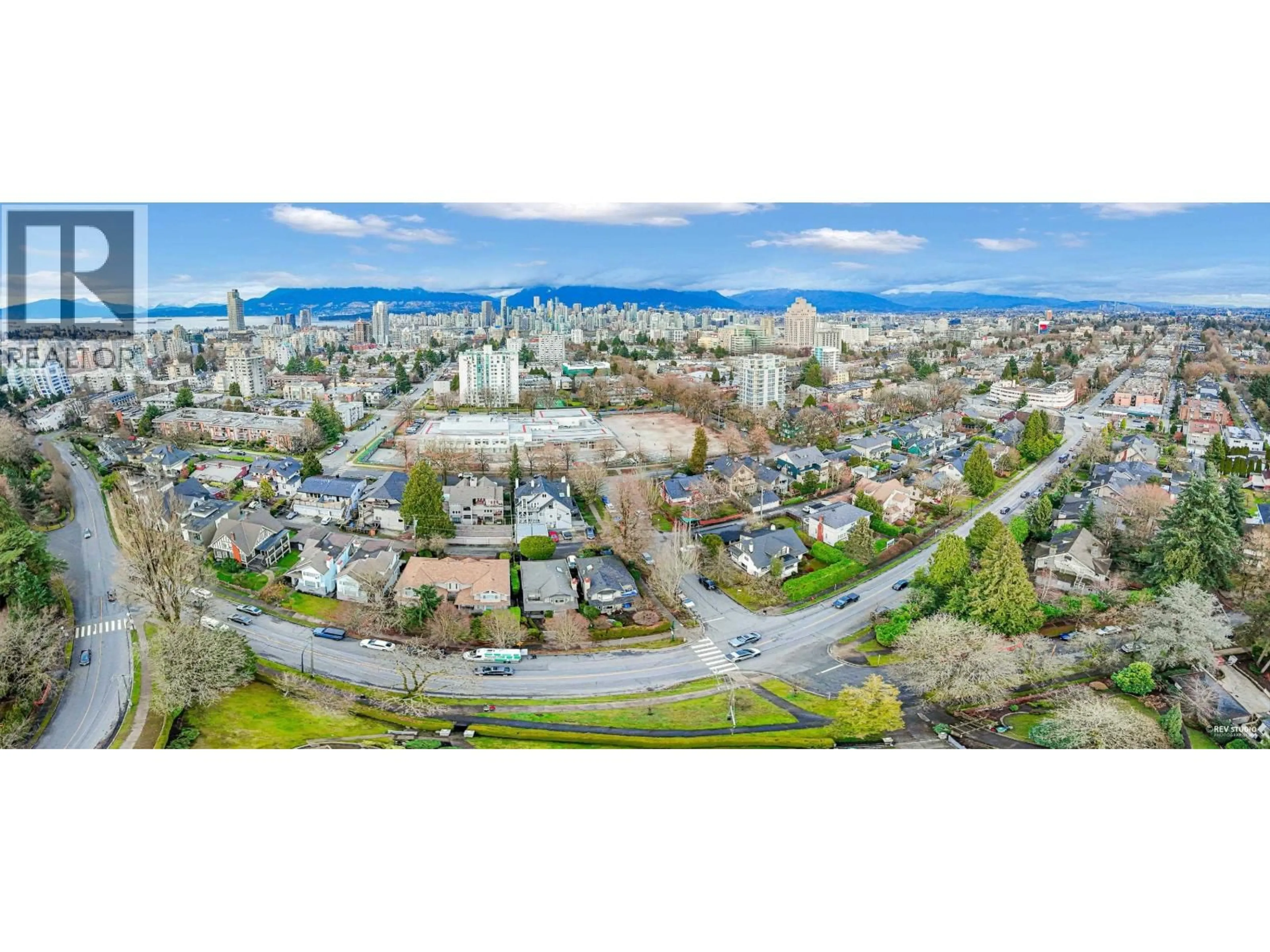 A pic from outside/outdoor area/front of a property/back of a property/a pic from drone, unknown for 1131 16TH AVENUE, Vancouver British Columbia V6H1S7