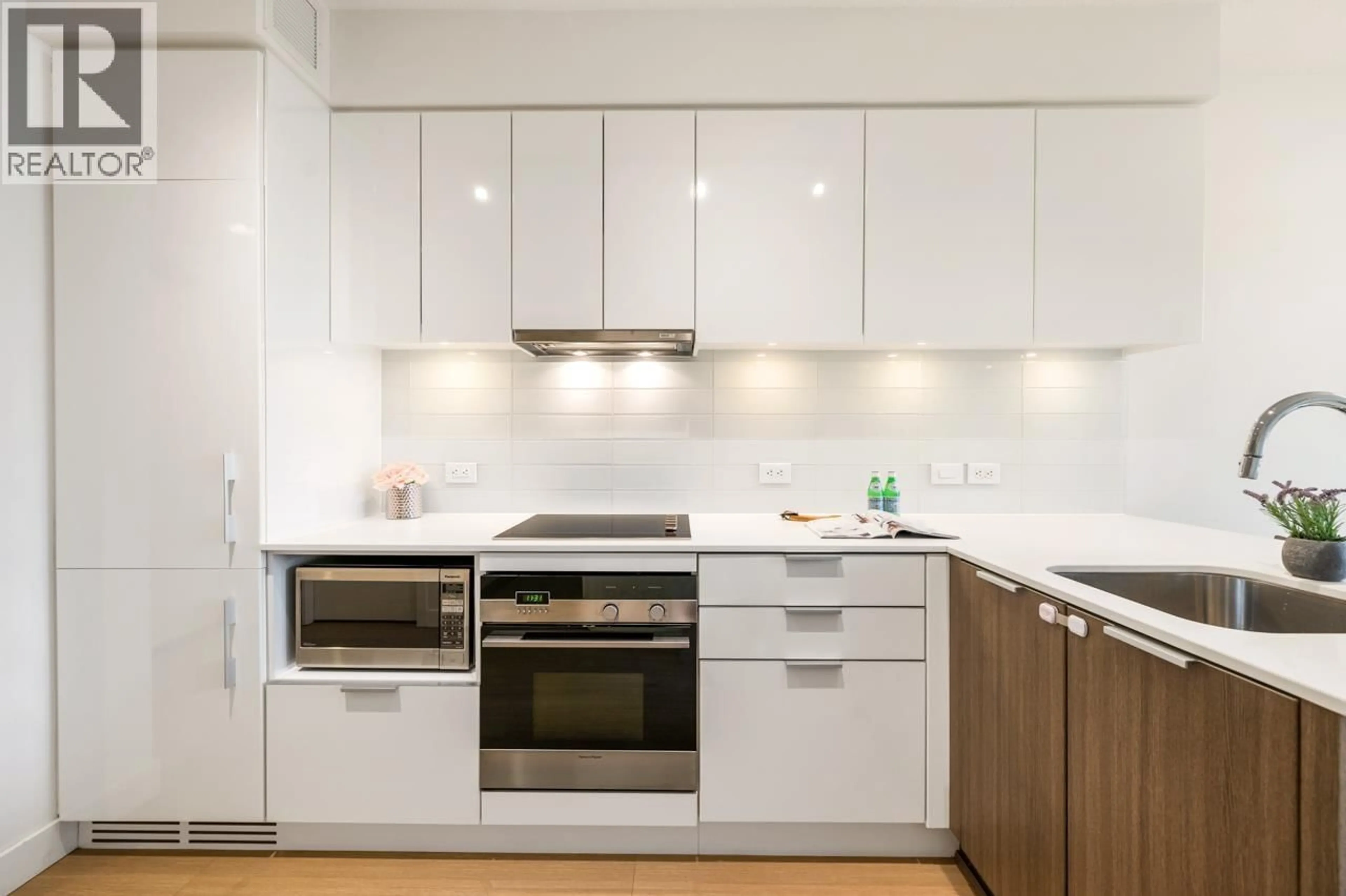 Standard kitchen, wood/laminate floor for 1605 - 1308 HORNBY STREET, Vancouver British Columbia V6Z0C5