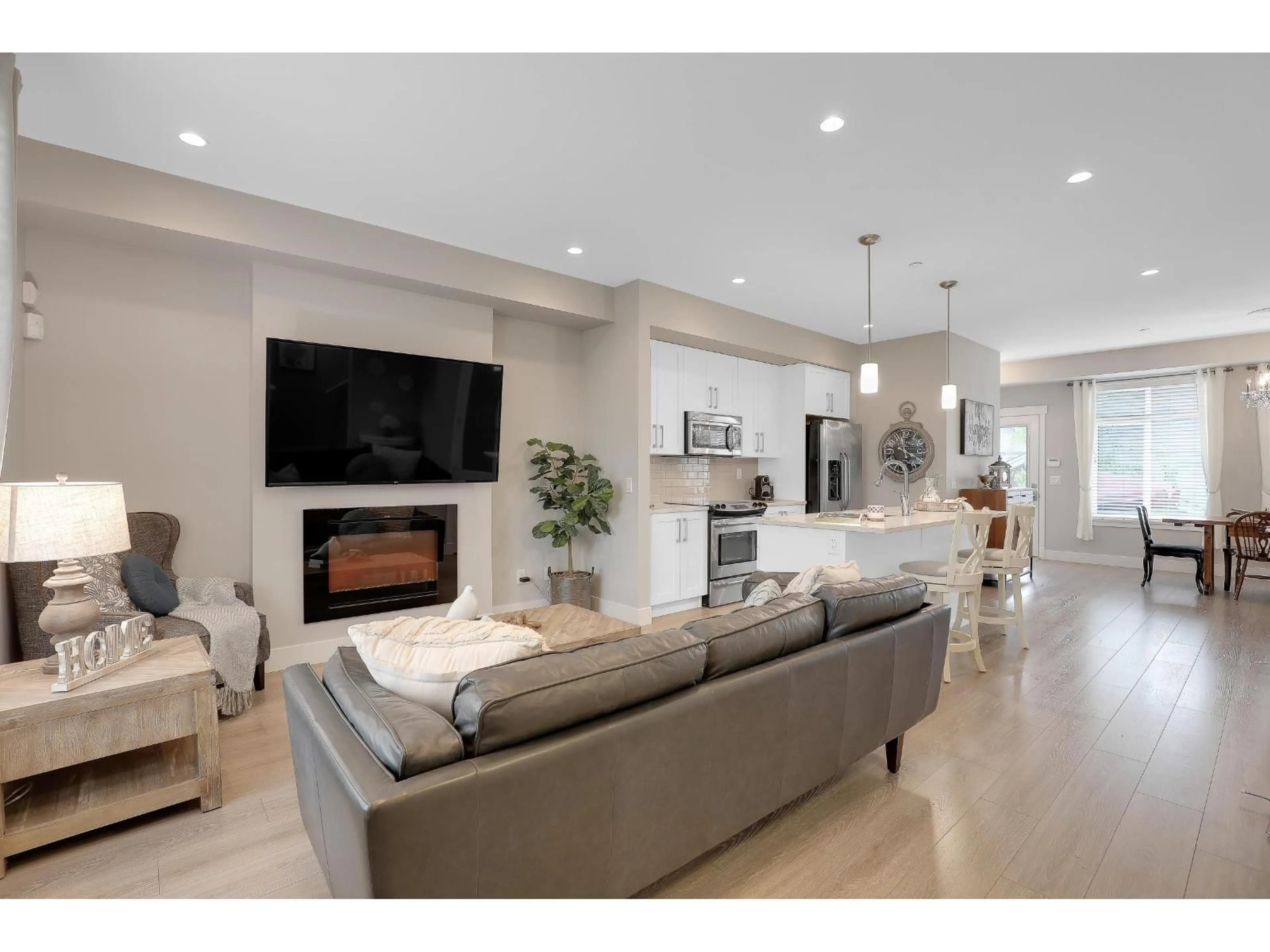 Living room with furniture, unknown for 20377 82 AVENUE, Langley British Columbia V2Y0S3