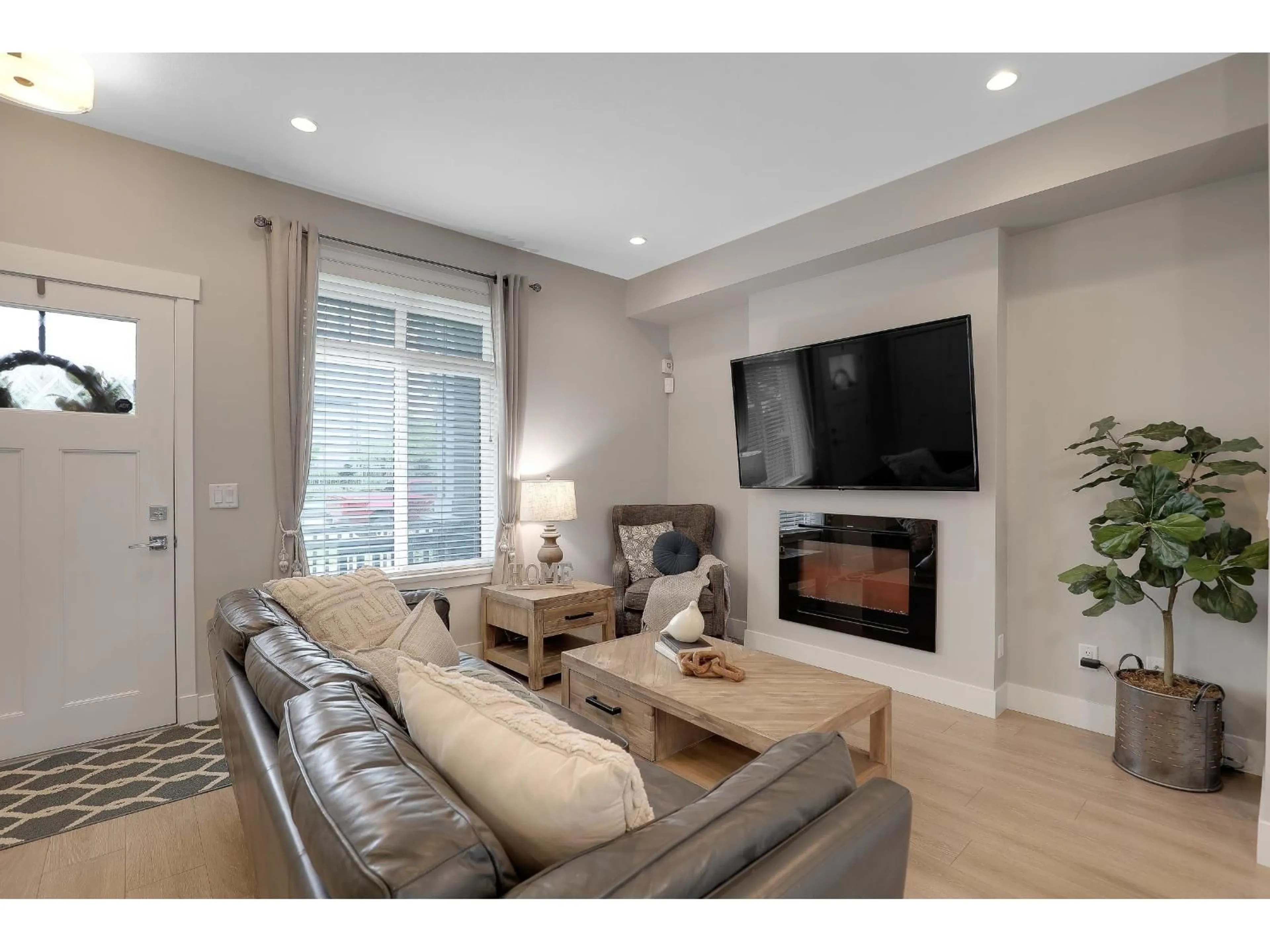 Living room with furniture, unknown for 20377 82 AVENUE, Langley British Columbia V2Y0S3