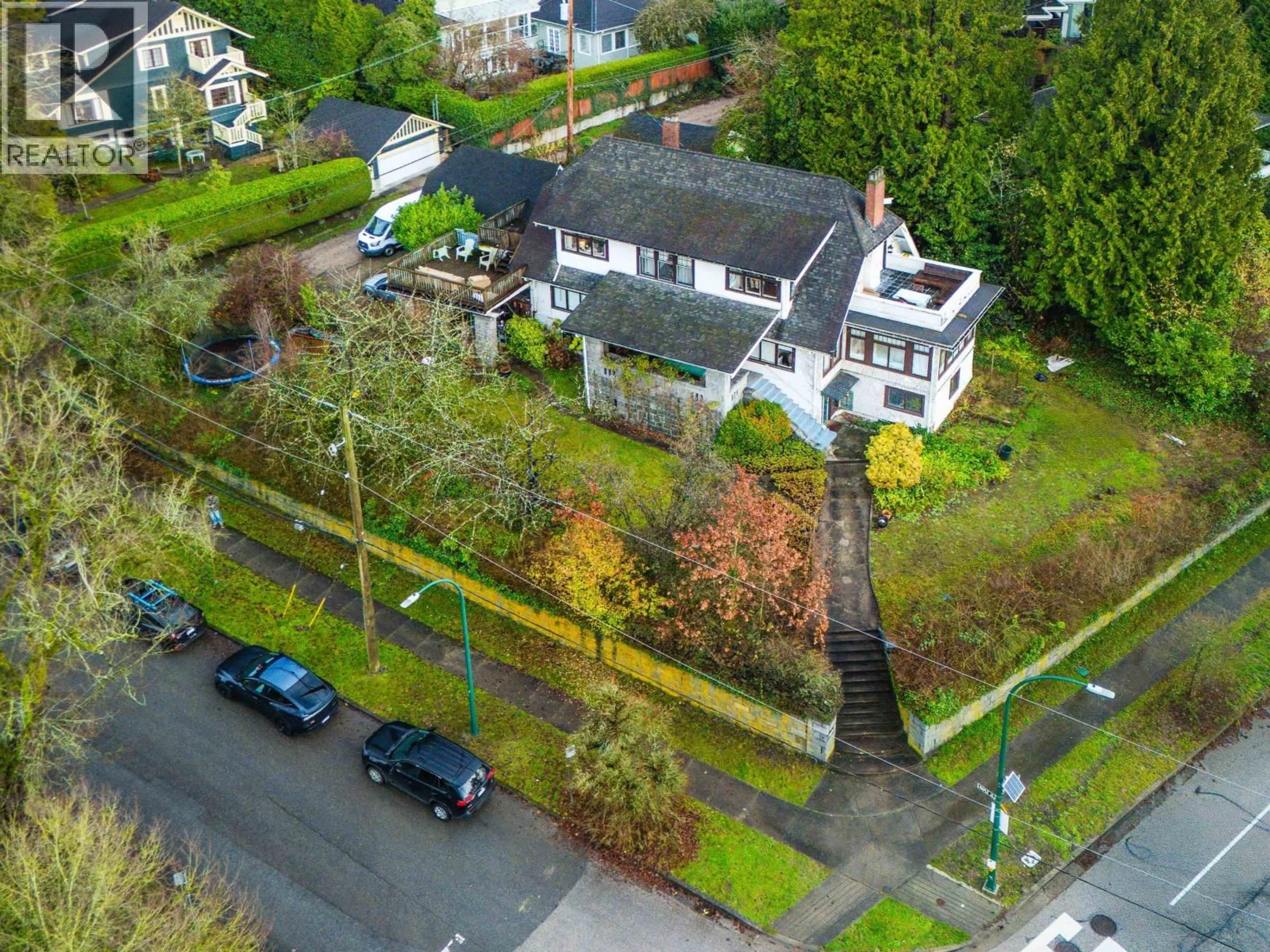 A pic from outside/outdoor area/front of a property/back of a property/a pic from drone, street for 1989 KING EDWARD AVENUE, Vancouver British Columbia V6J2W7