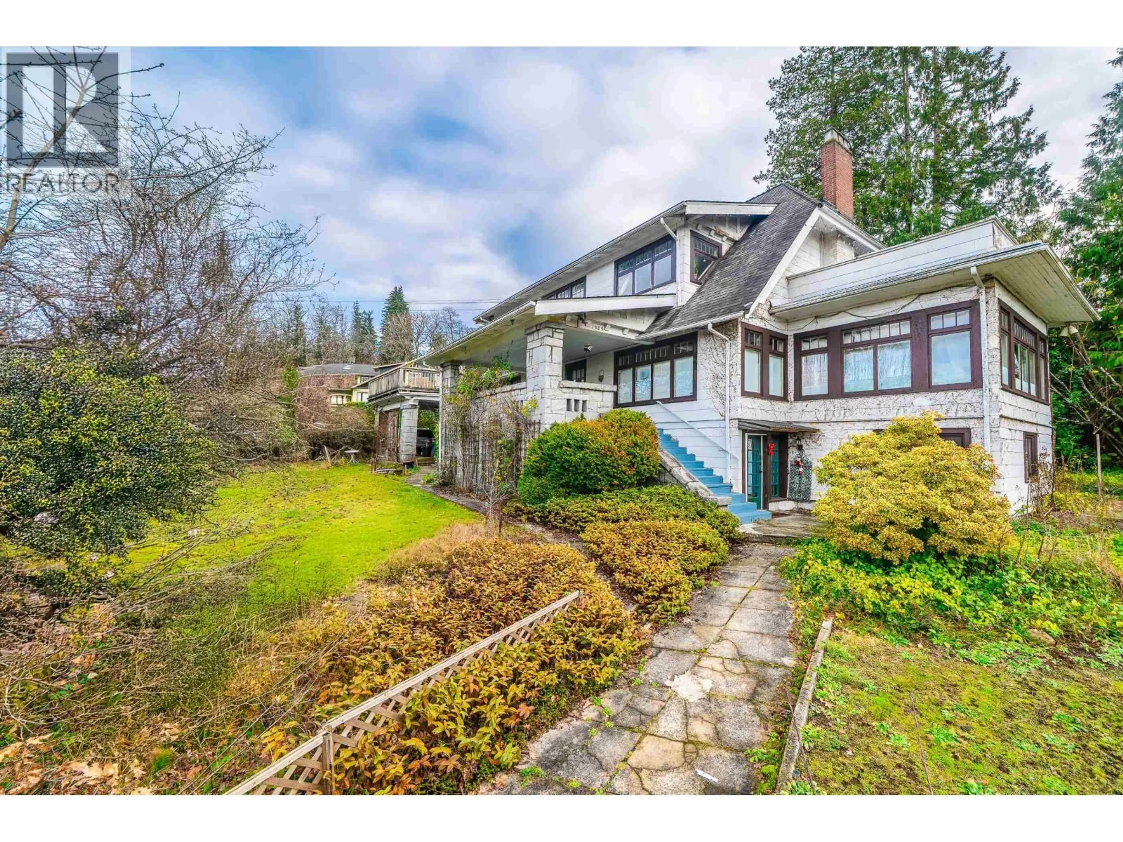 A pic from outside/outdoor area/front of a property/back of a property/a pic from drone, street for 1989 KING EDWARD AVENUE, Vancouver British Columbia V6J2W7