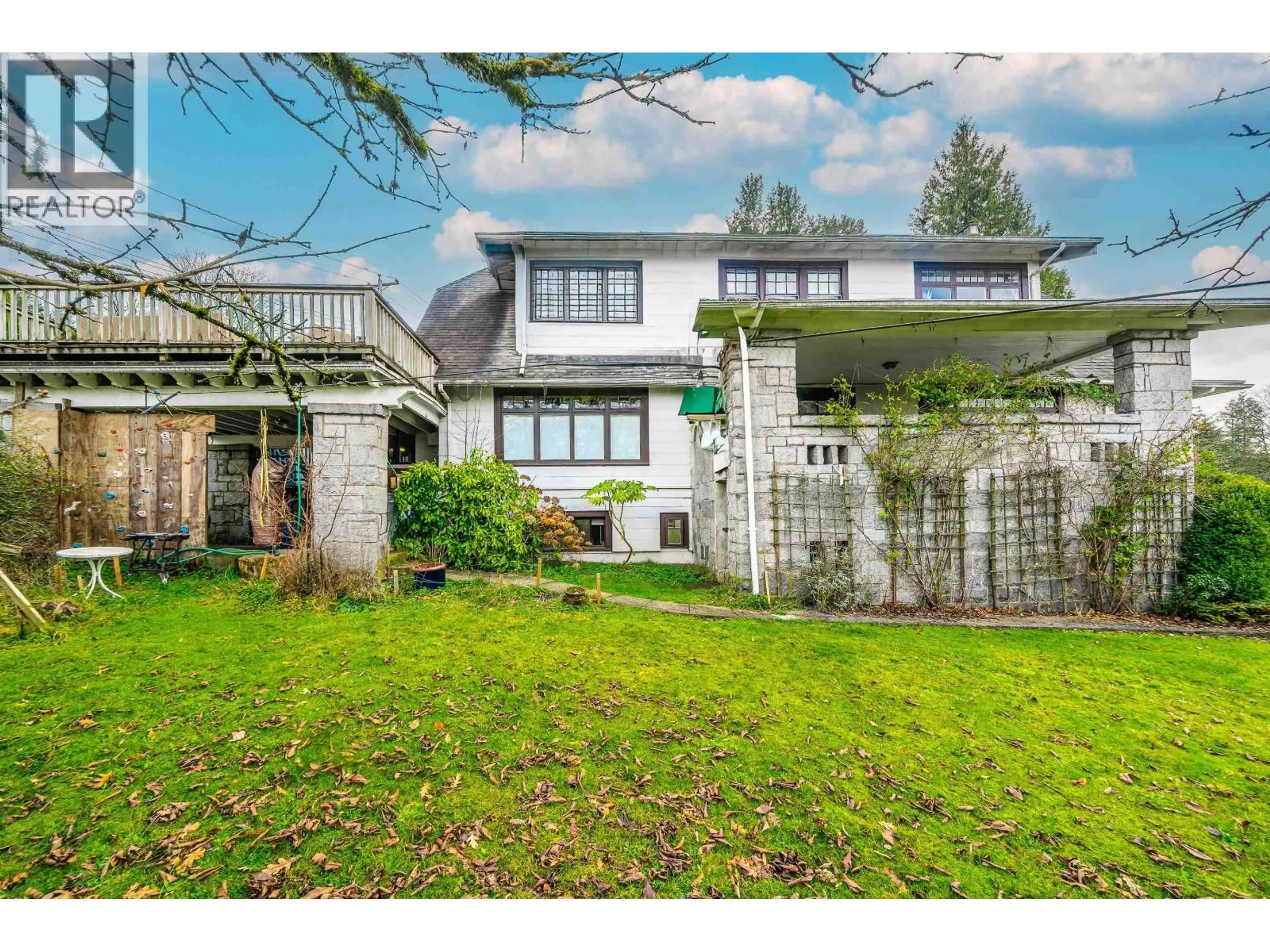 A pic from outside/outdoor area/front of a property/back of a property/a pic from drone, street for 1989 KING EDWARD AVENUE, Vancouver British Columbia V6J2W7