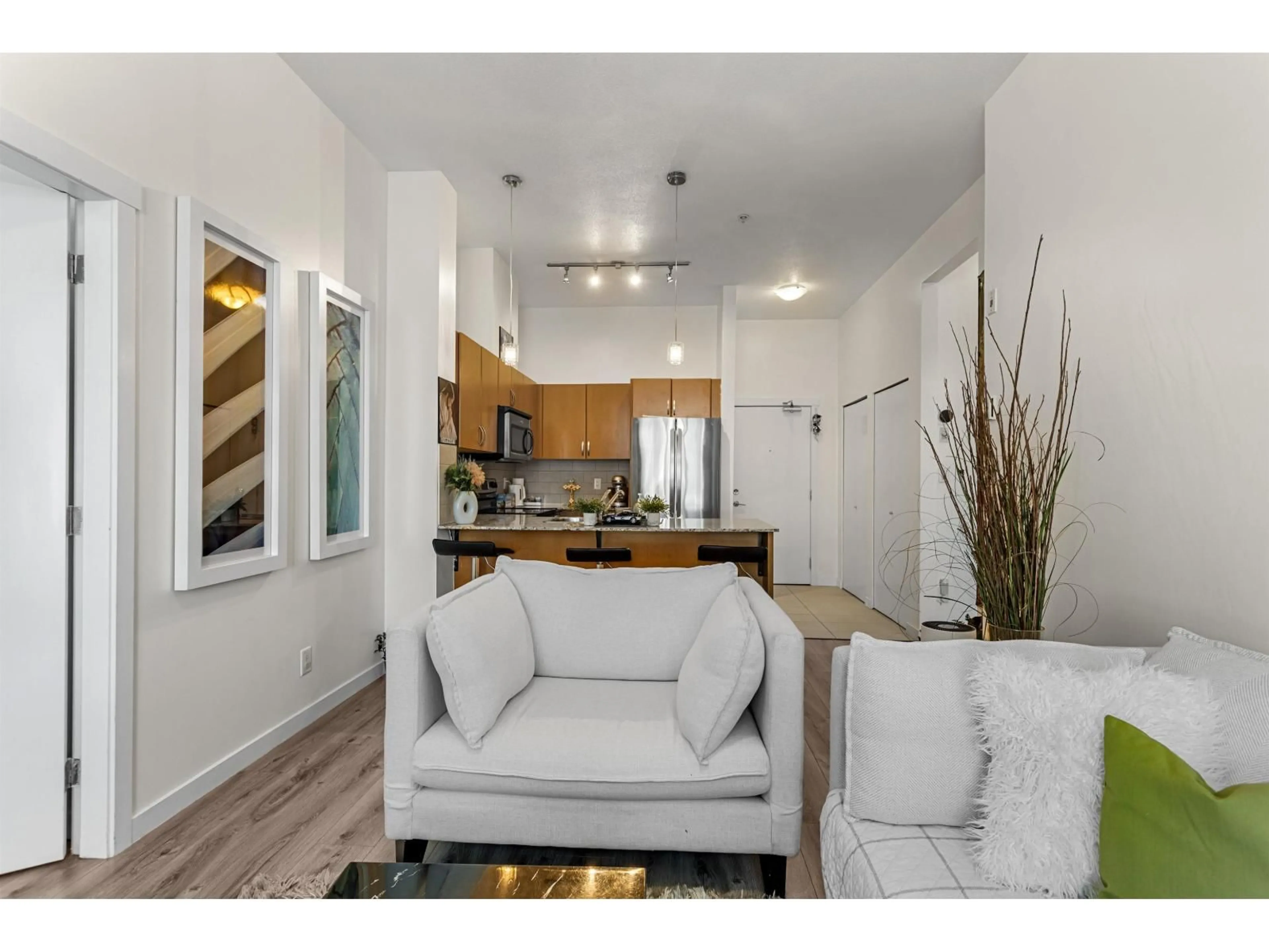 Living room with furniture, unknown for 516 - 13733 107A AVENUE, Surrey British Columbia V3T0B7