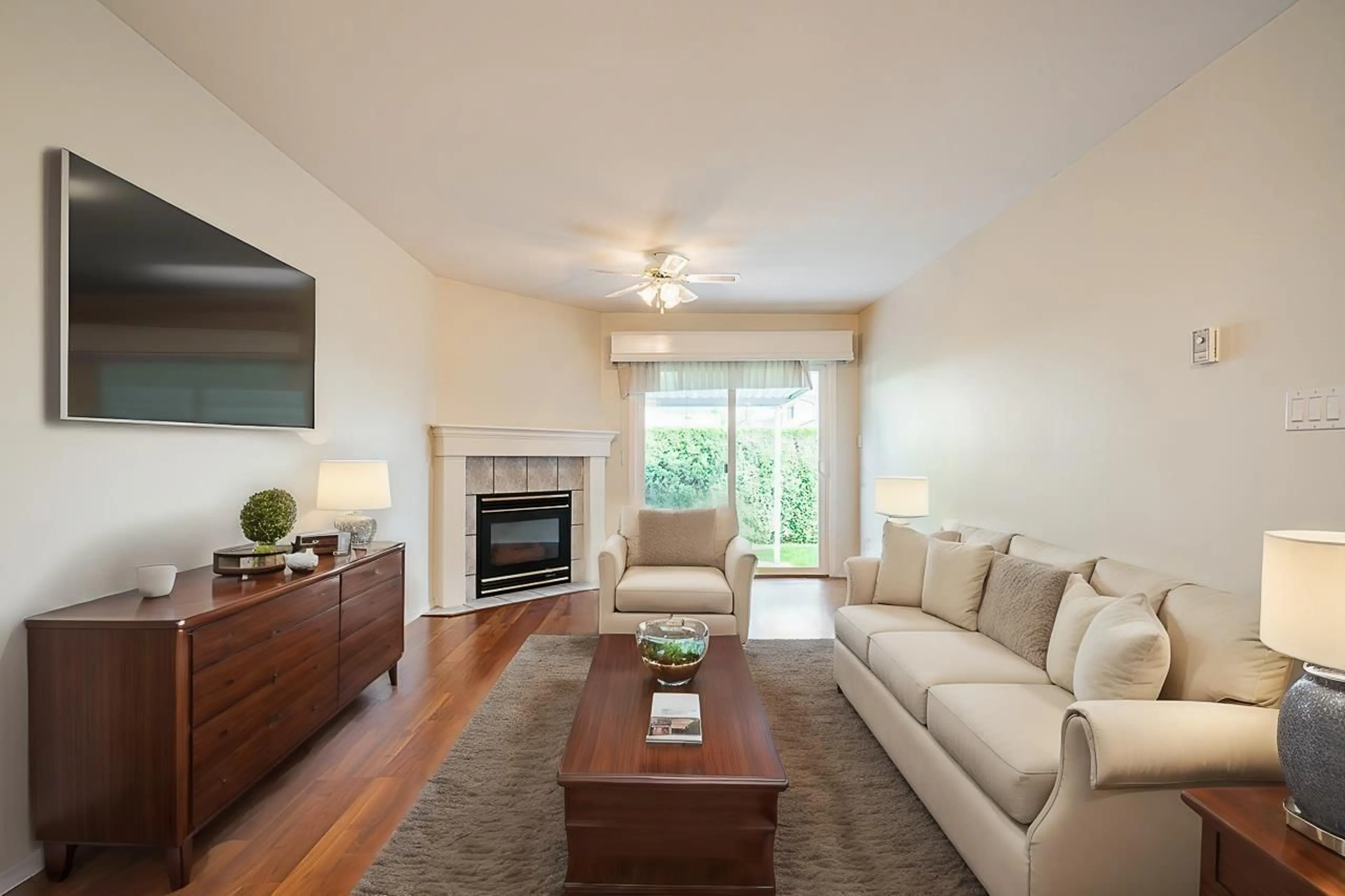 Living room with furniture, wood/laminate floor for 6 - 659 DOUGLAS STREET, Hope British Columbia V0X1L4