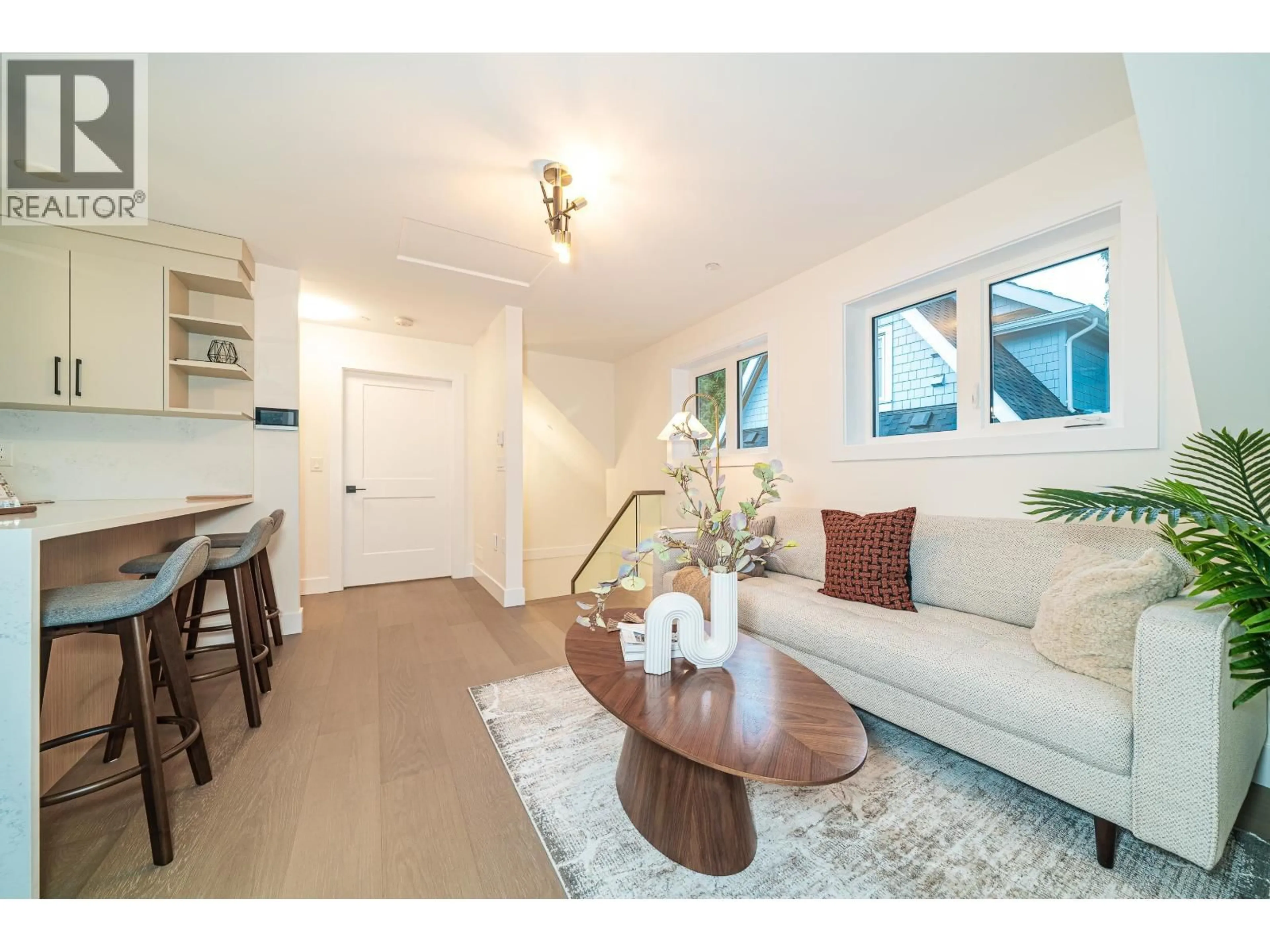 Living room with furniture, wood/laminate floor for 1926 WILLIAM STREET, Vancouver British Columbia V5L2R8