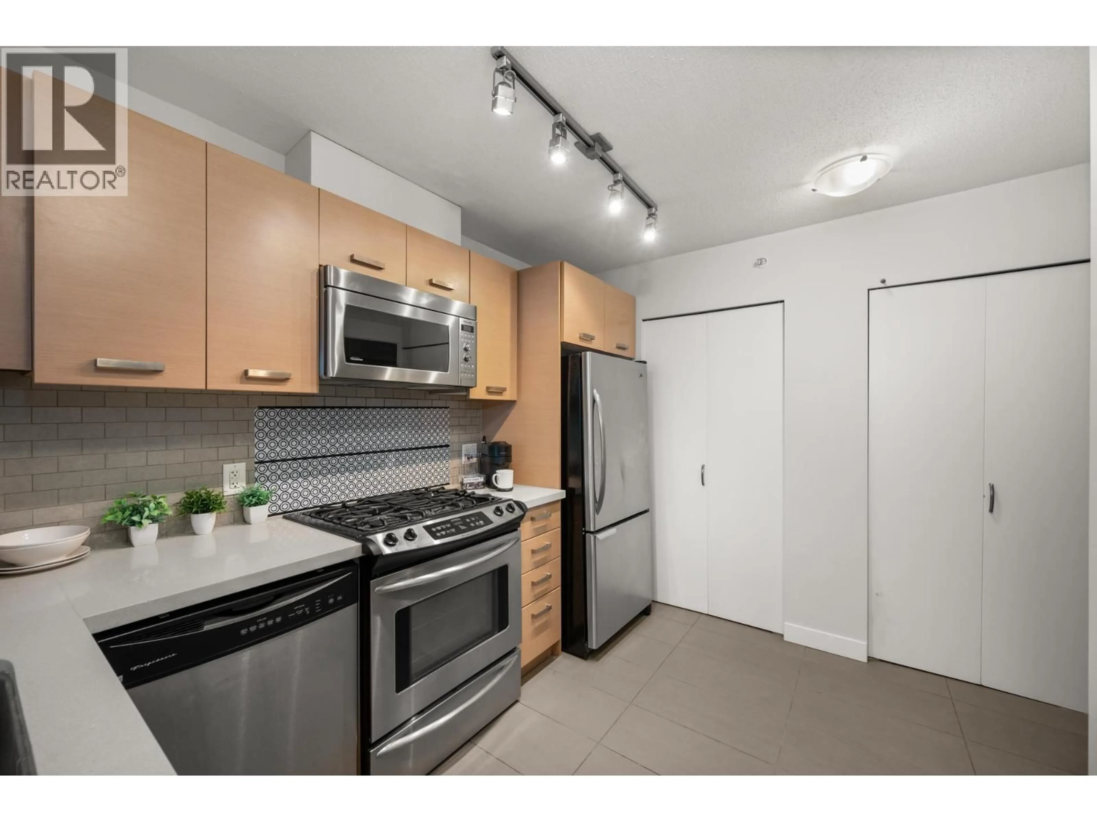 Standard kitchen, unknown for 612 - 8033 SABA ROAD, Richmond British Columbia V6Y4M8