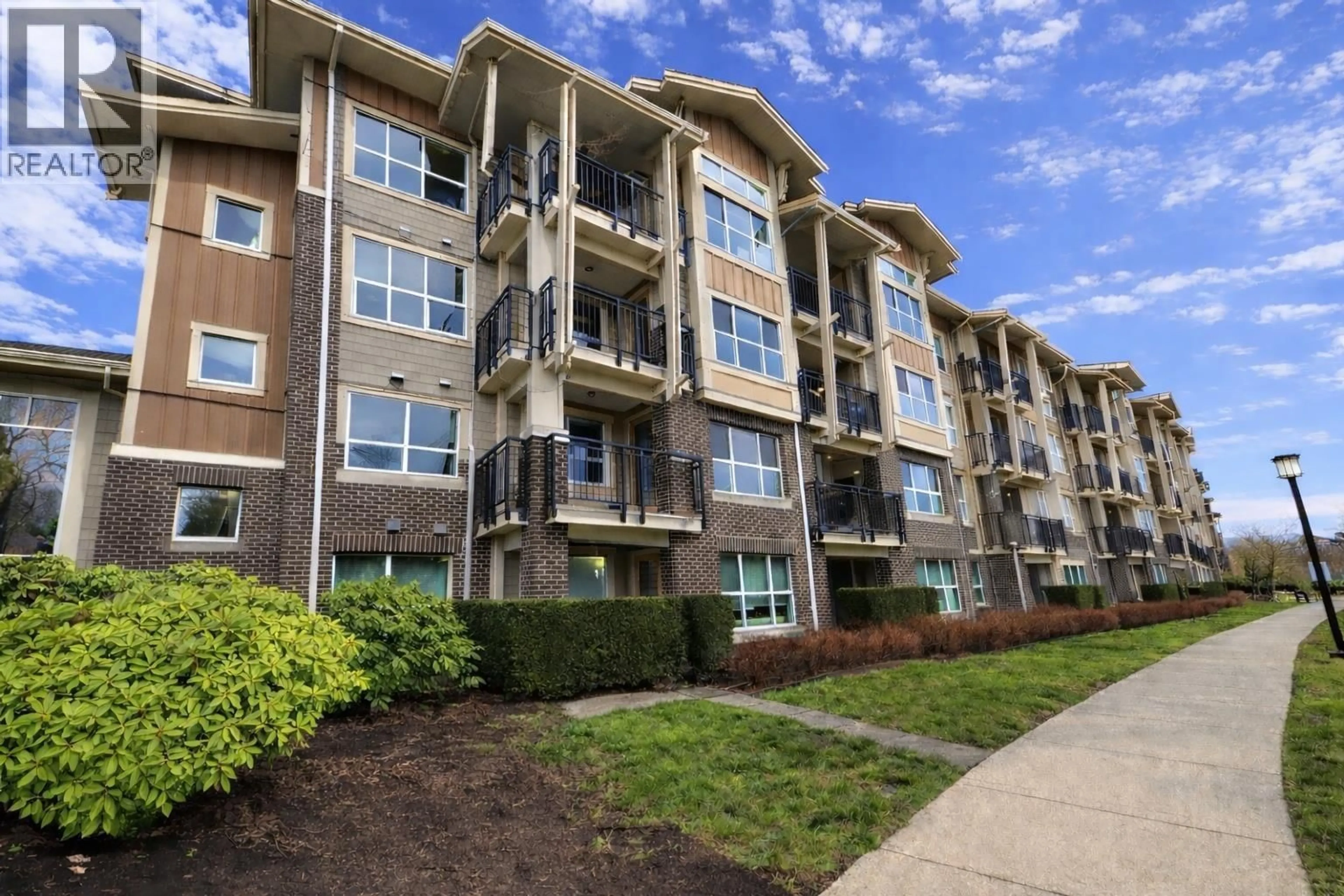 Patio, building for 301 - 5775 IRMIN STREET, Burnaby British Columbia V5J0C3