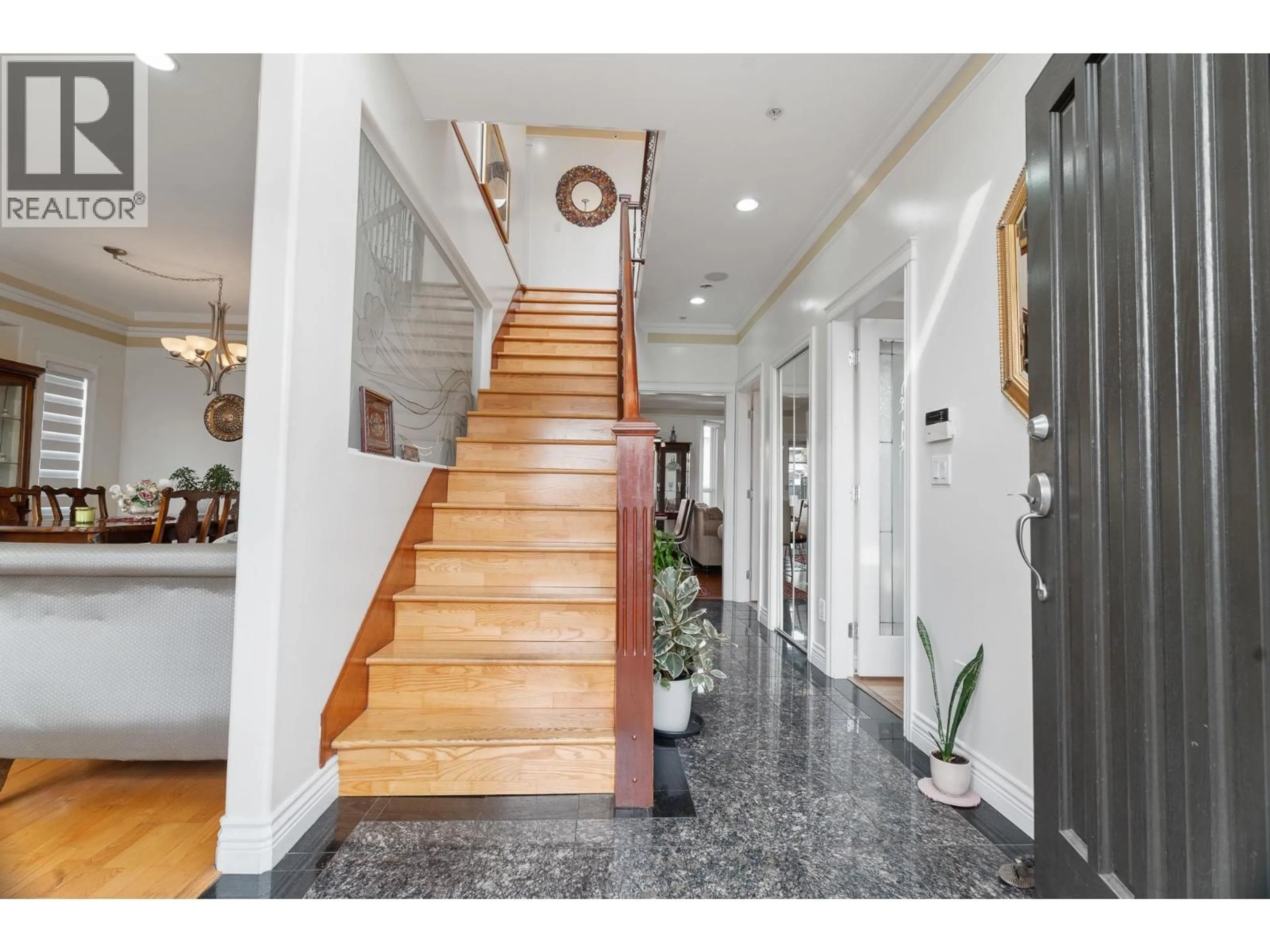 Indoor foyer for 339 63RD AVENUE, Vancouver British Columbia V5X2J8