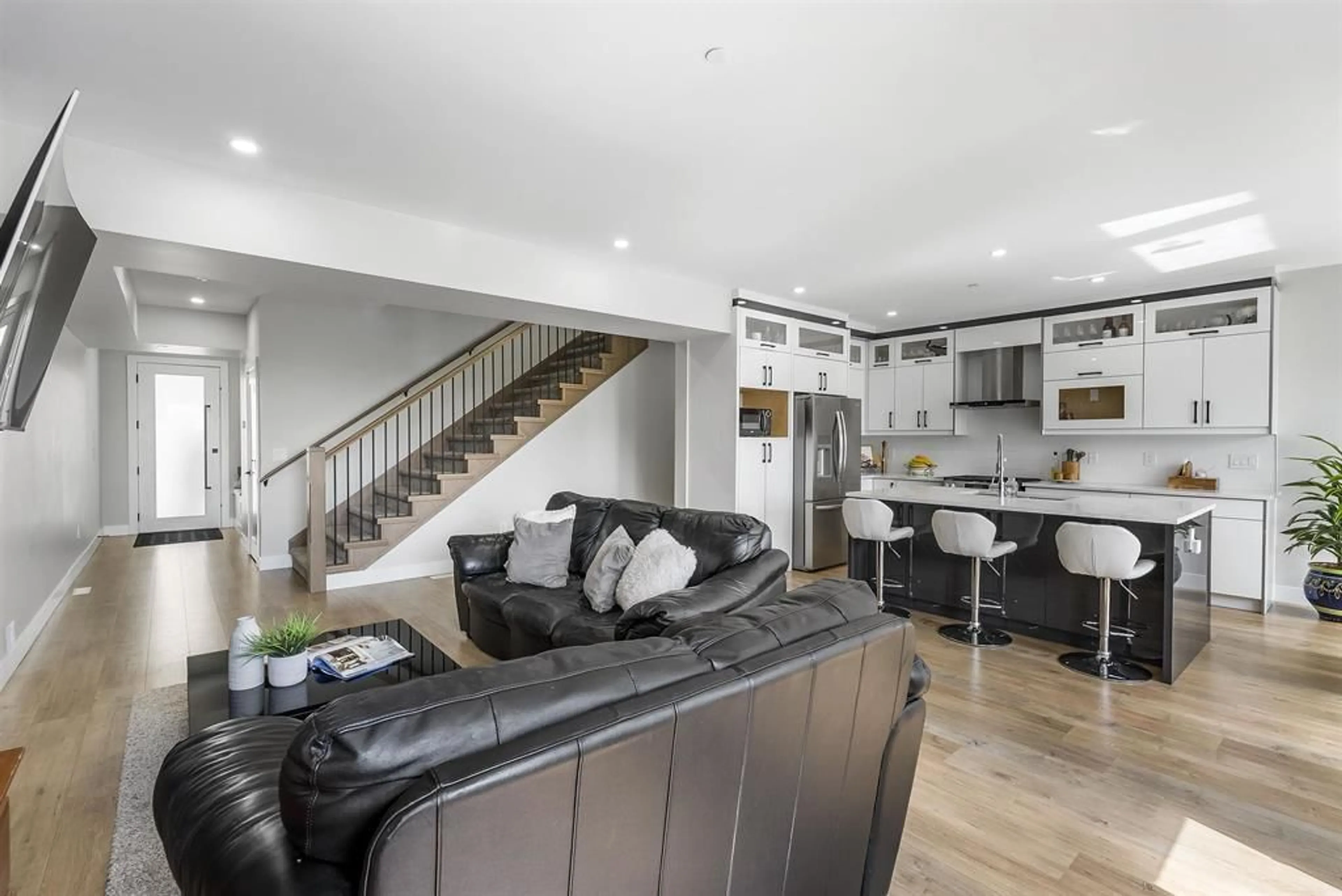 Open concept kitchen, unknown for 34008 BARKER COURT, Mission British Columbia V2V6B2