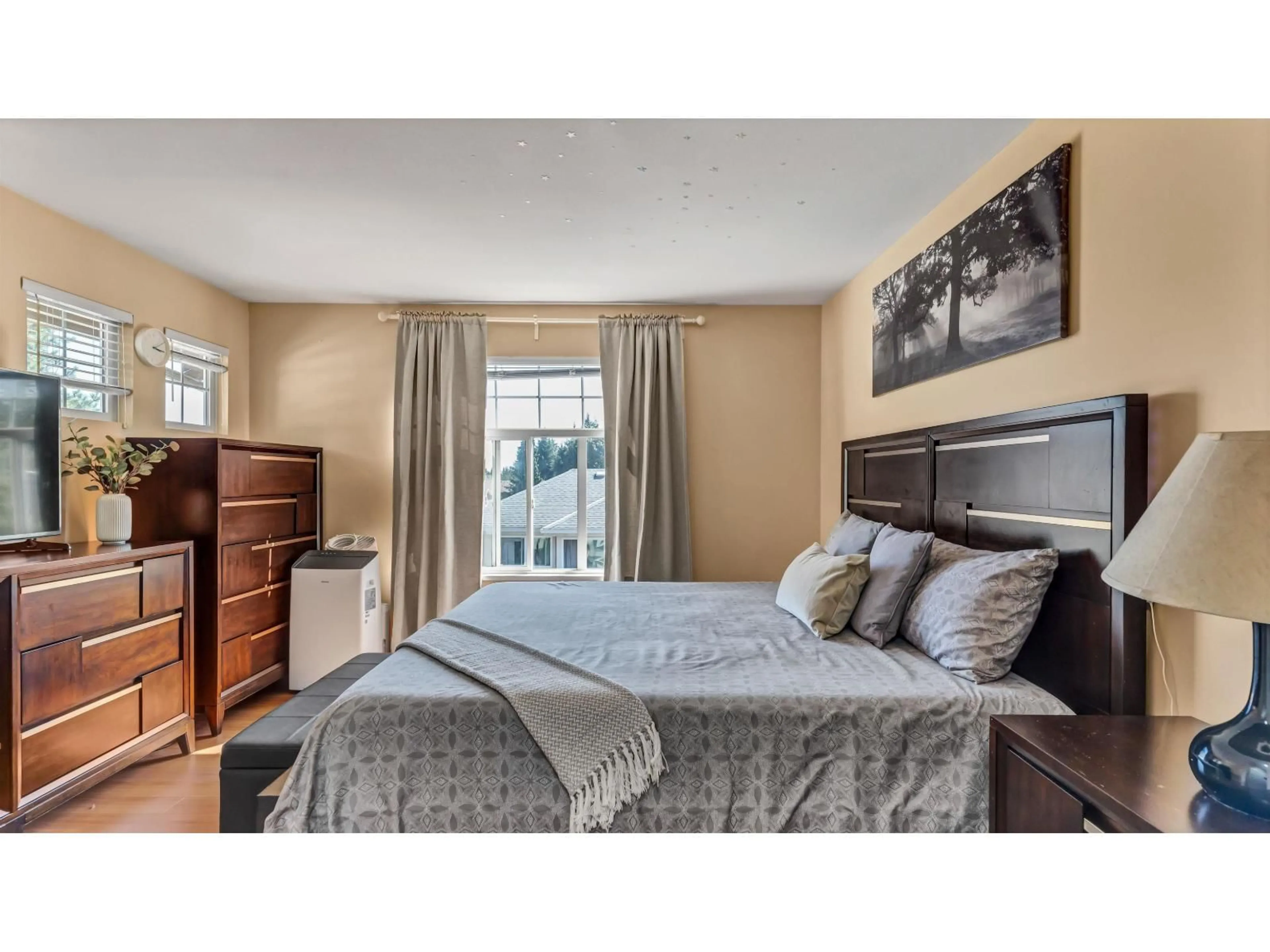 Bedroom with bed, wood/laminate floor for 105 - 9580 PRINCE CHARLES BOULEVARD, Surrey British Columbia V3V1S6