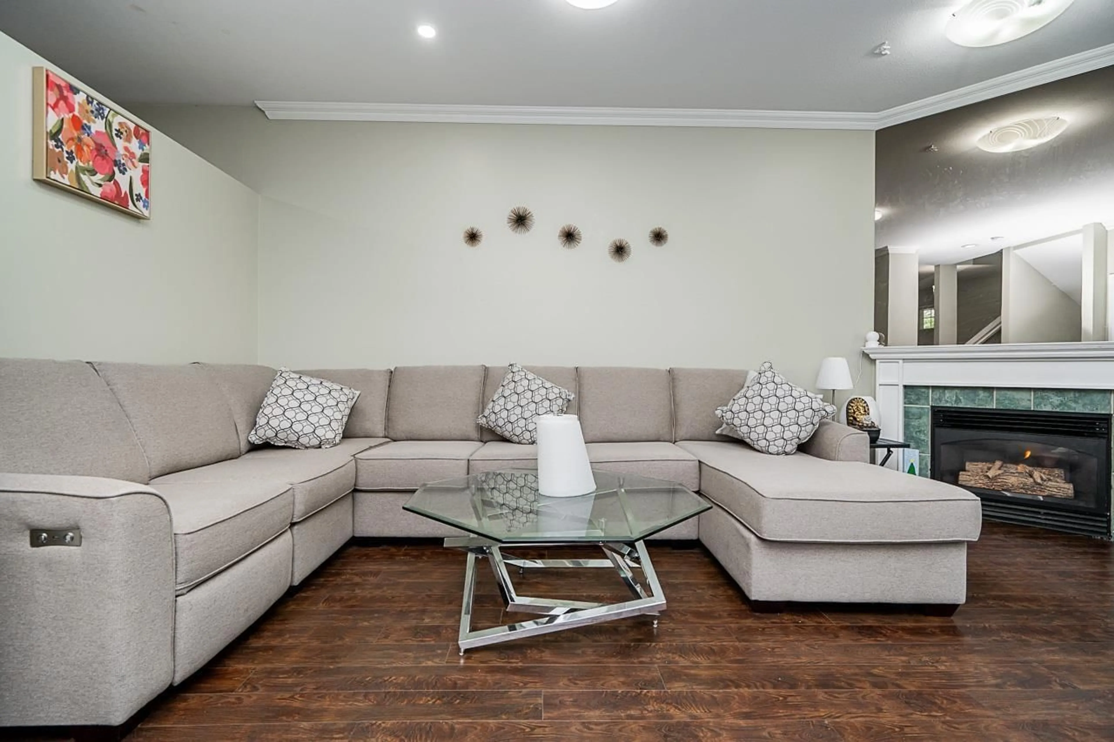 Living room with furniture, unknown for 1 - 14877 58 AVENUE, Surrey British Columbia V3S8Y9