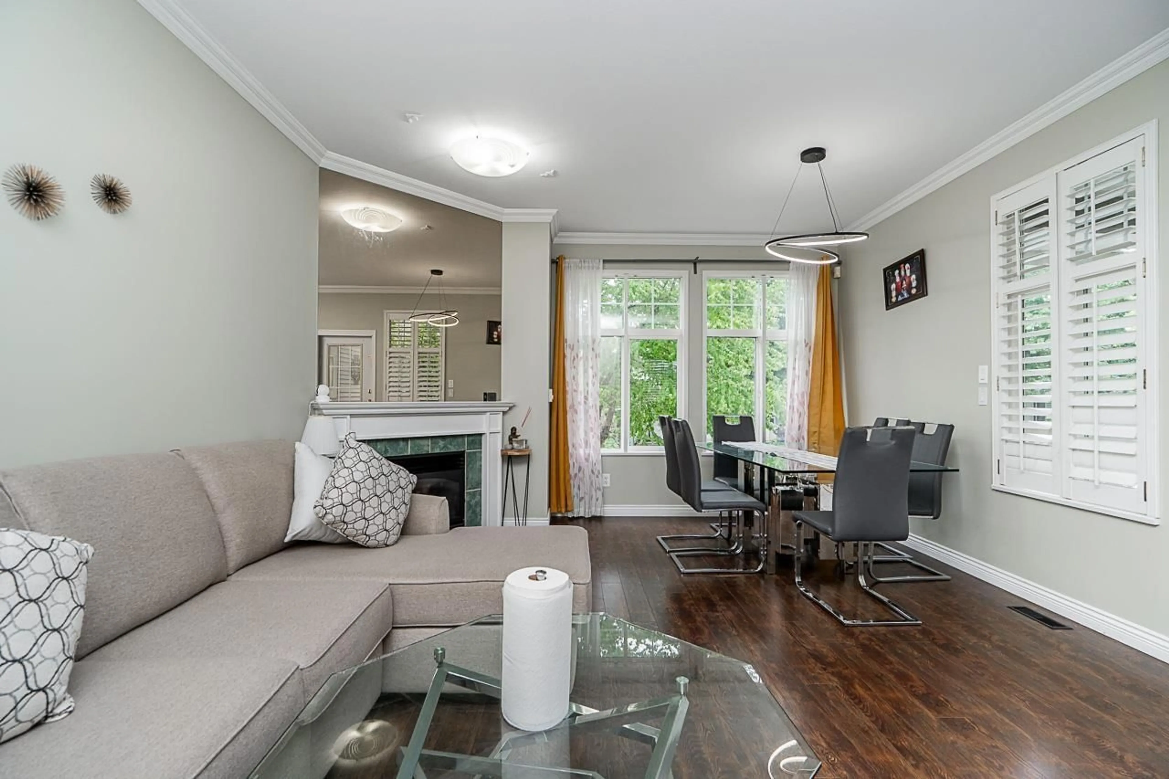 Living room with furniture, wood/laminate floor for 1 - 14877 58 AVENUE, Surrey British Columbia V3S8Y9