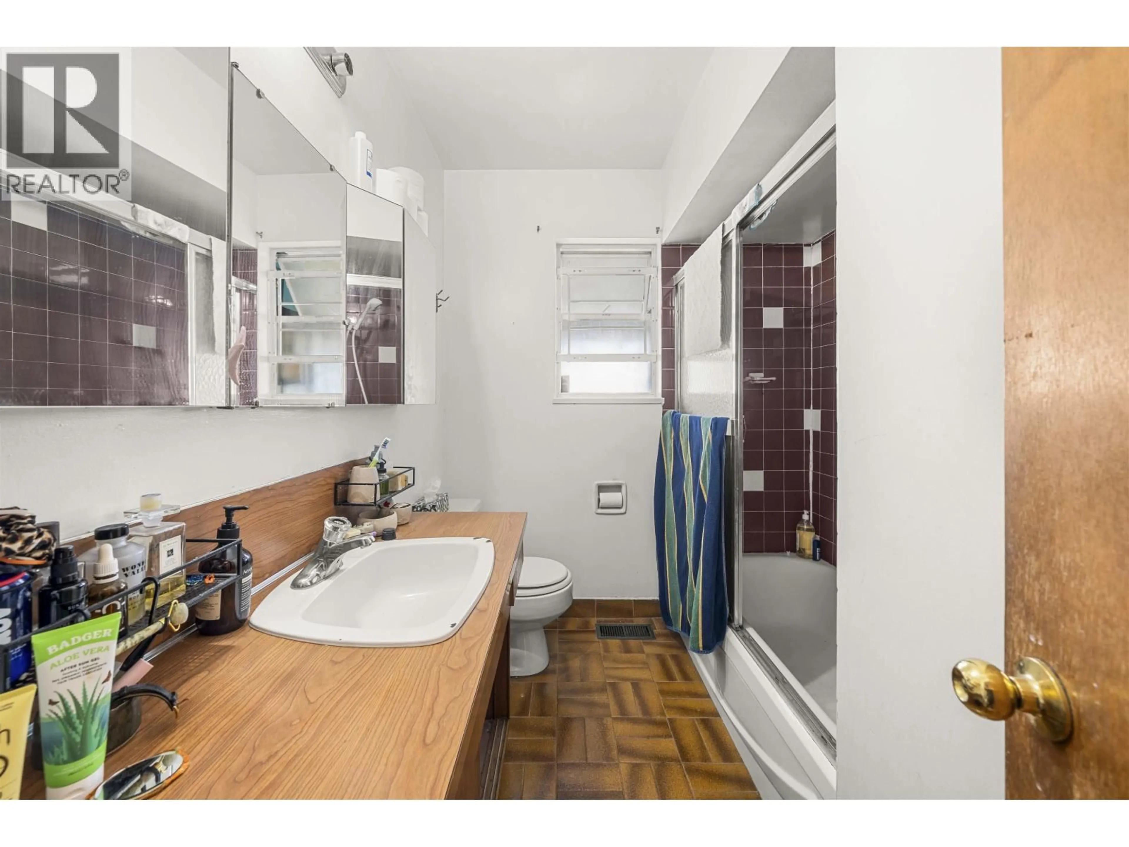 Standard bathroom, unknown for 4561 MANOR STREET, Vancouver British Columbia V5R3X4