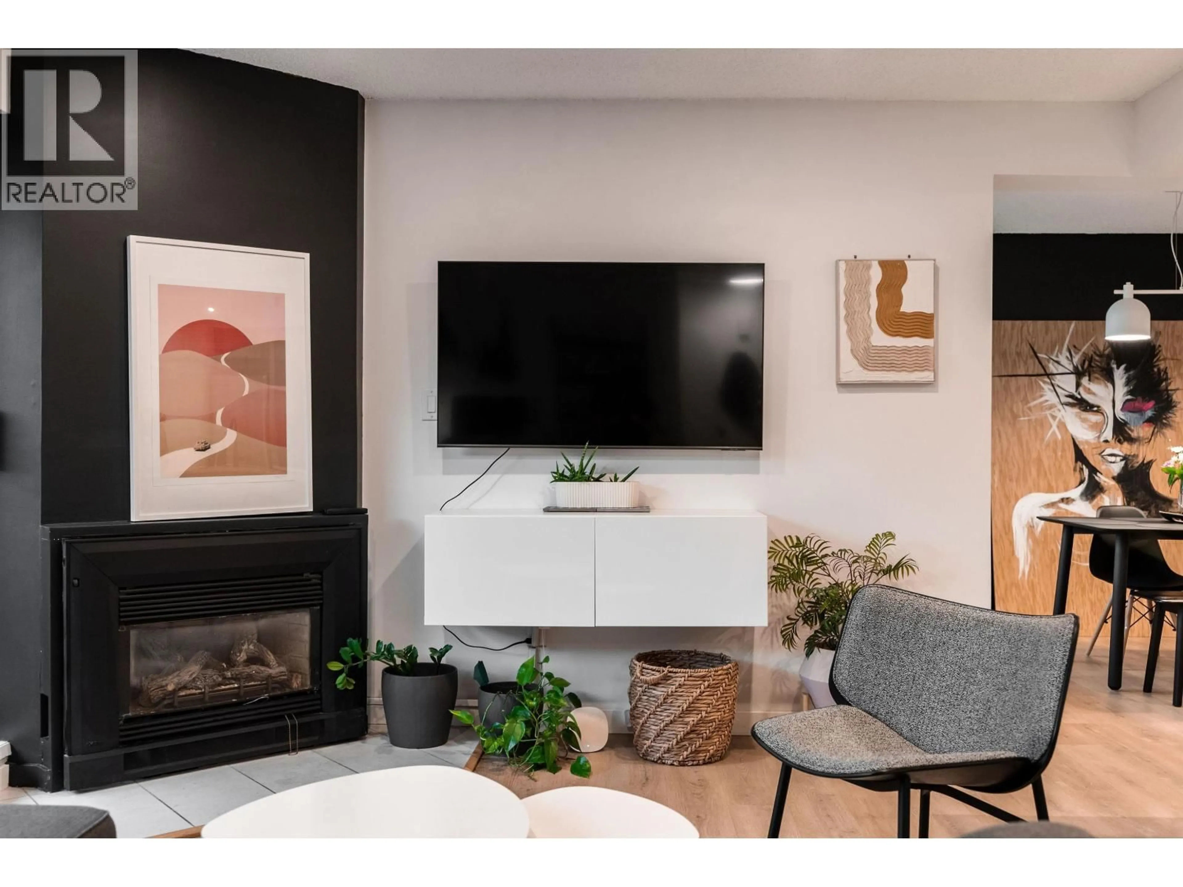 Living room with furniture, unknown for 3146 MOUNTAIN HIGHWAY, North Vancouver British Columbia V7K2H5