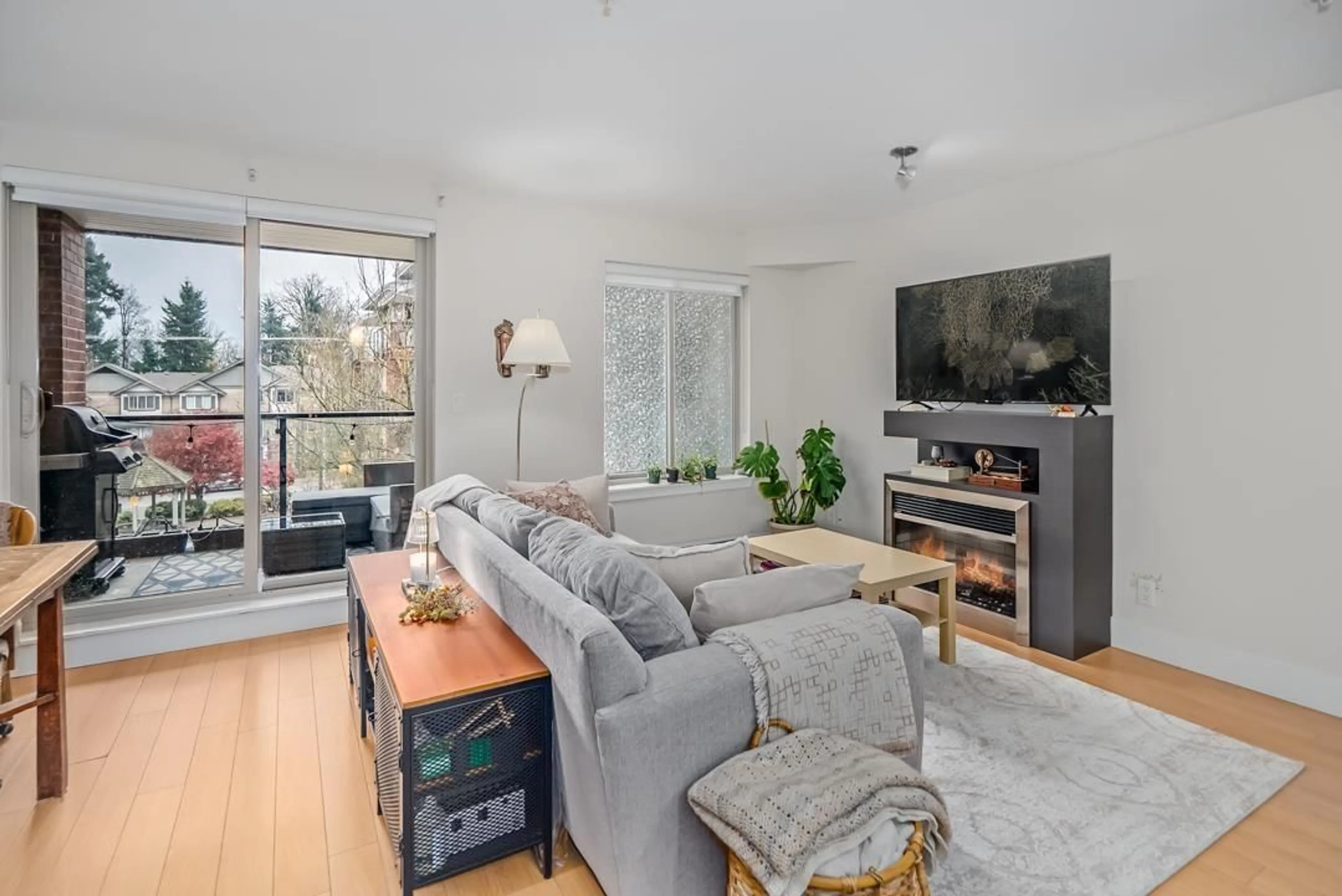 Living room with furniture, unknown for 301 - 2233 MCKENZIE ROAD, Abbotsford British Columbia V2S4A1