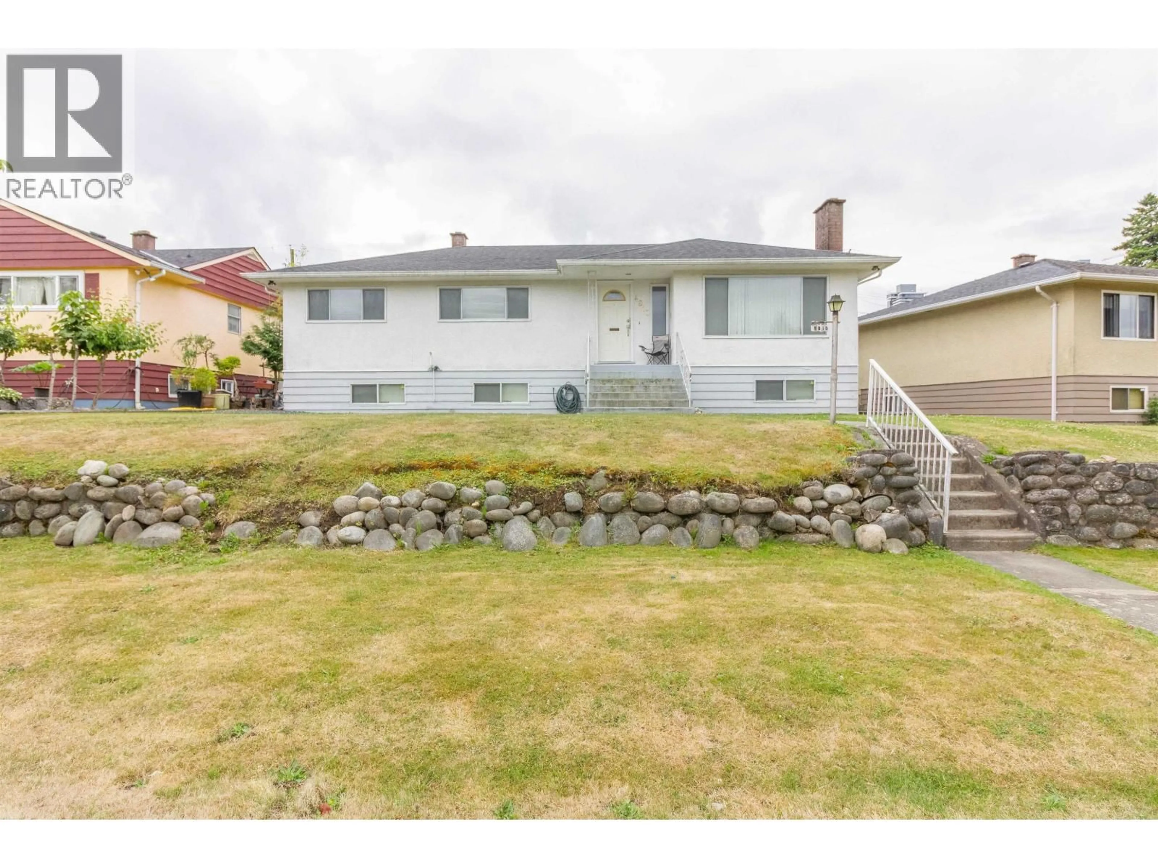 A pic from outside/outdoor area/front of a property/back of a property/a pic from drone, street for 4810 FAIRLAWN DRIVE, Burnaby British Columbia V5C3R8