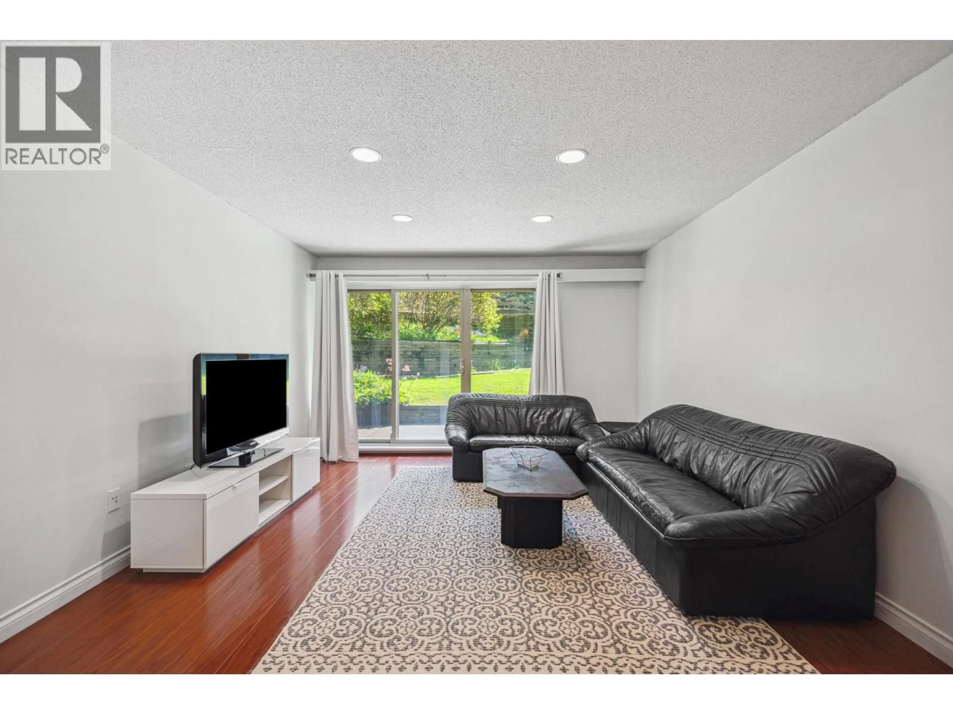 Living room with furniture, unknown for 101 - 9857 MANCHESTER DRIVE, Burnaby British Columbia V3N4P5