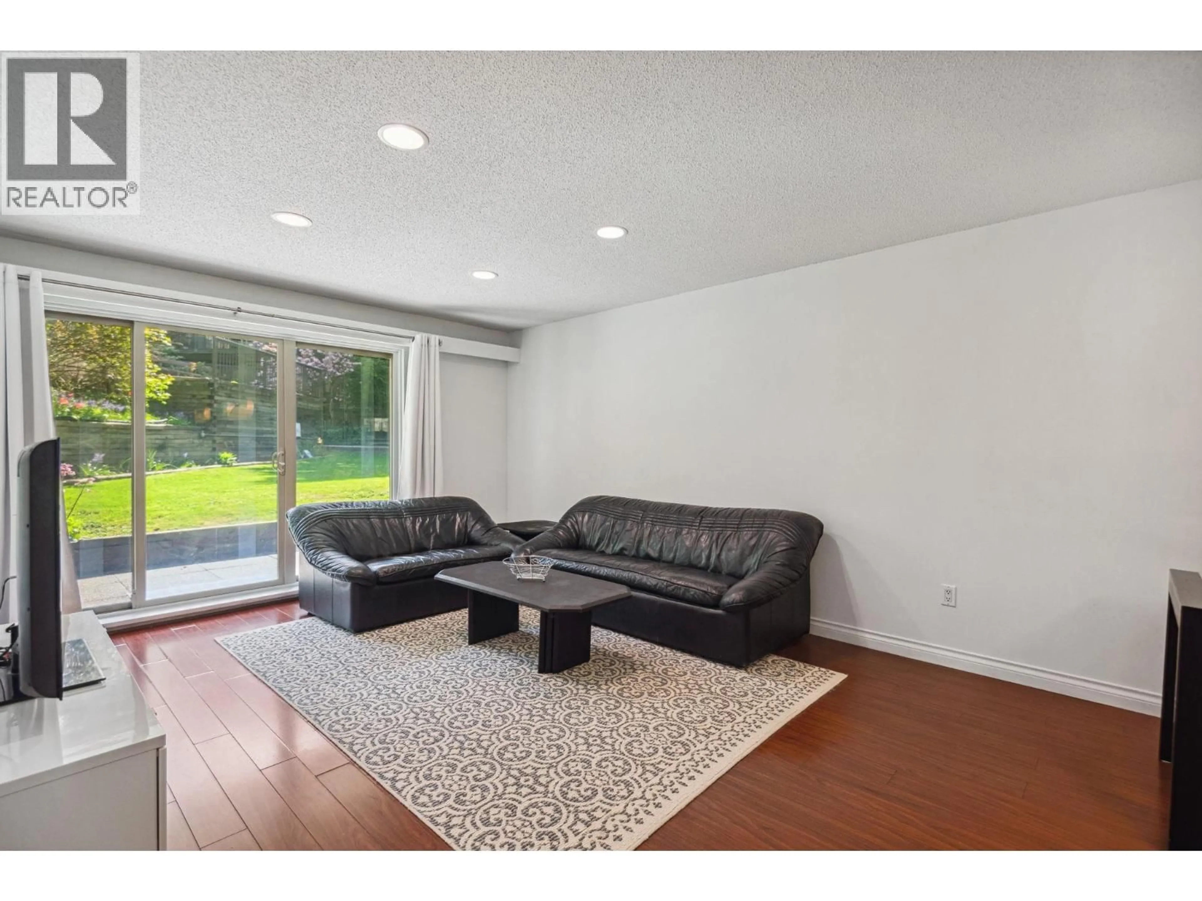 Living room with furniture, unknown for 101 - 9857 MANCHESTER DRIVE, Burnaby British Columbia V3N4P5