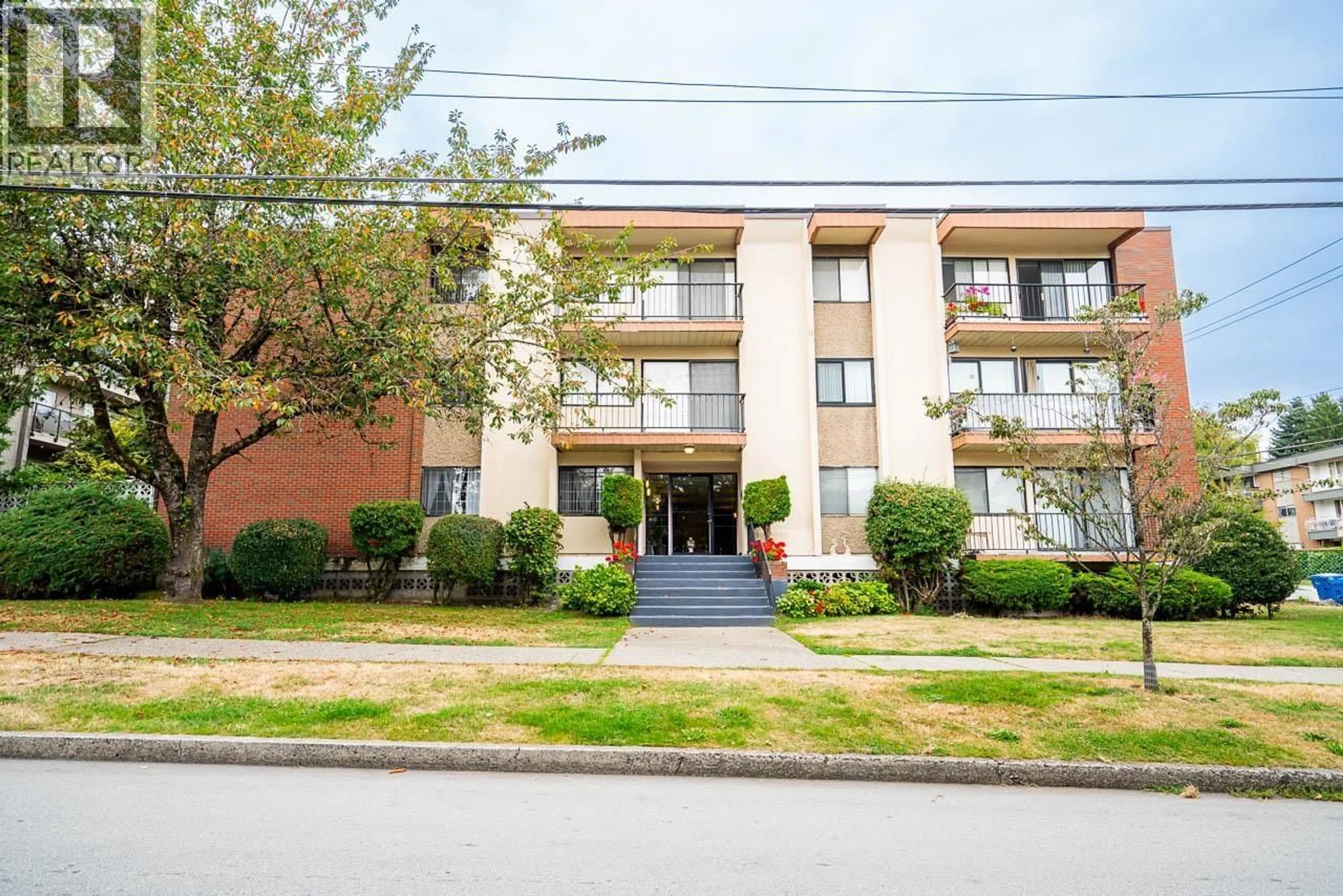 Patio, building for 306 - 505 NINTH STREET, New Westminster British Columbia V3M3W6