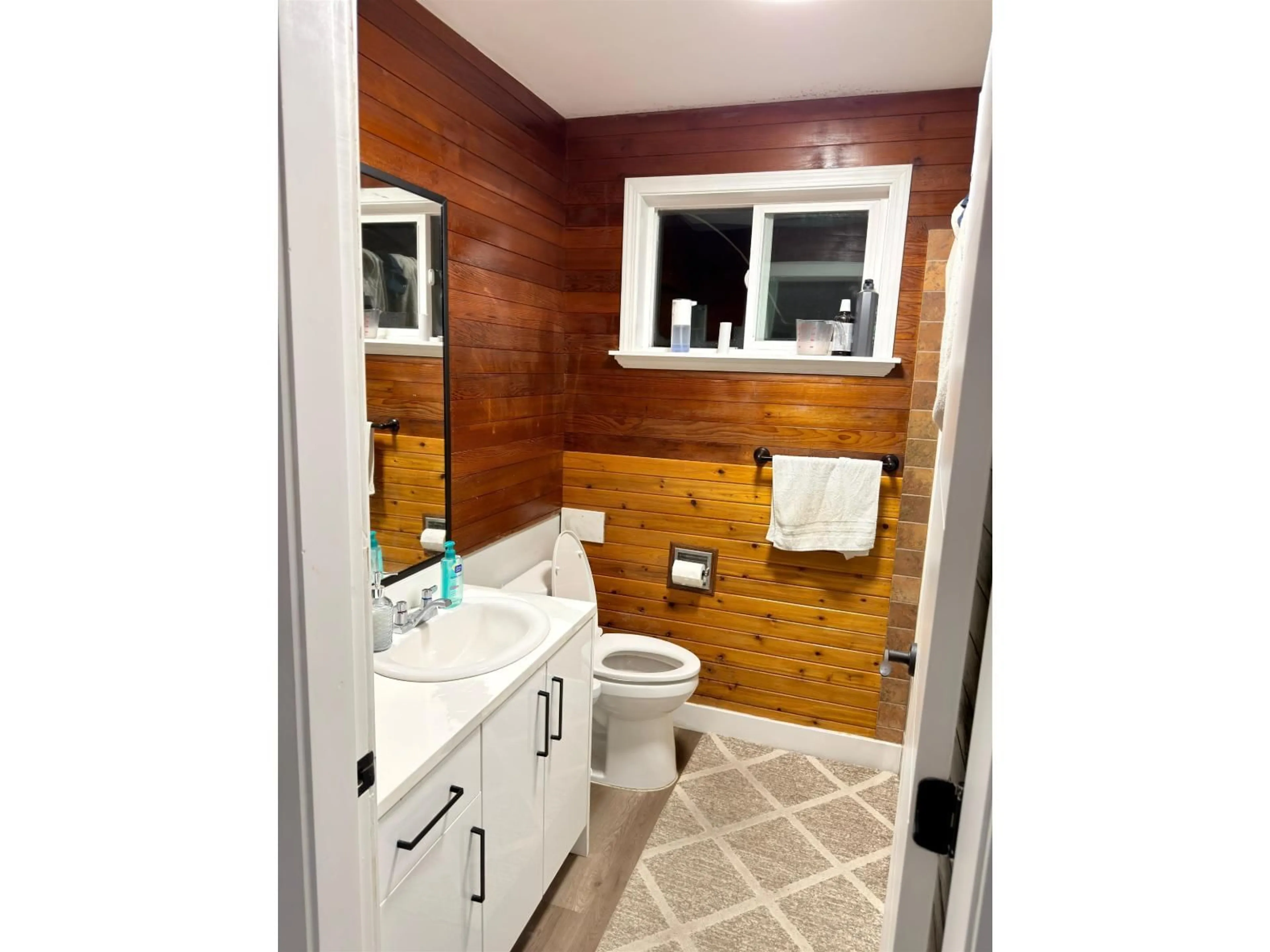 Standard bathroom, ceramic/tile floor for 32549 BEAVER DRIVE, Mission British Columbia V2V5R3