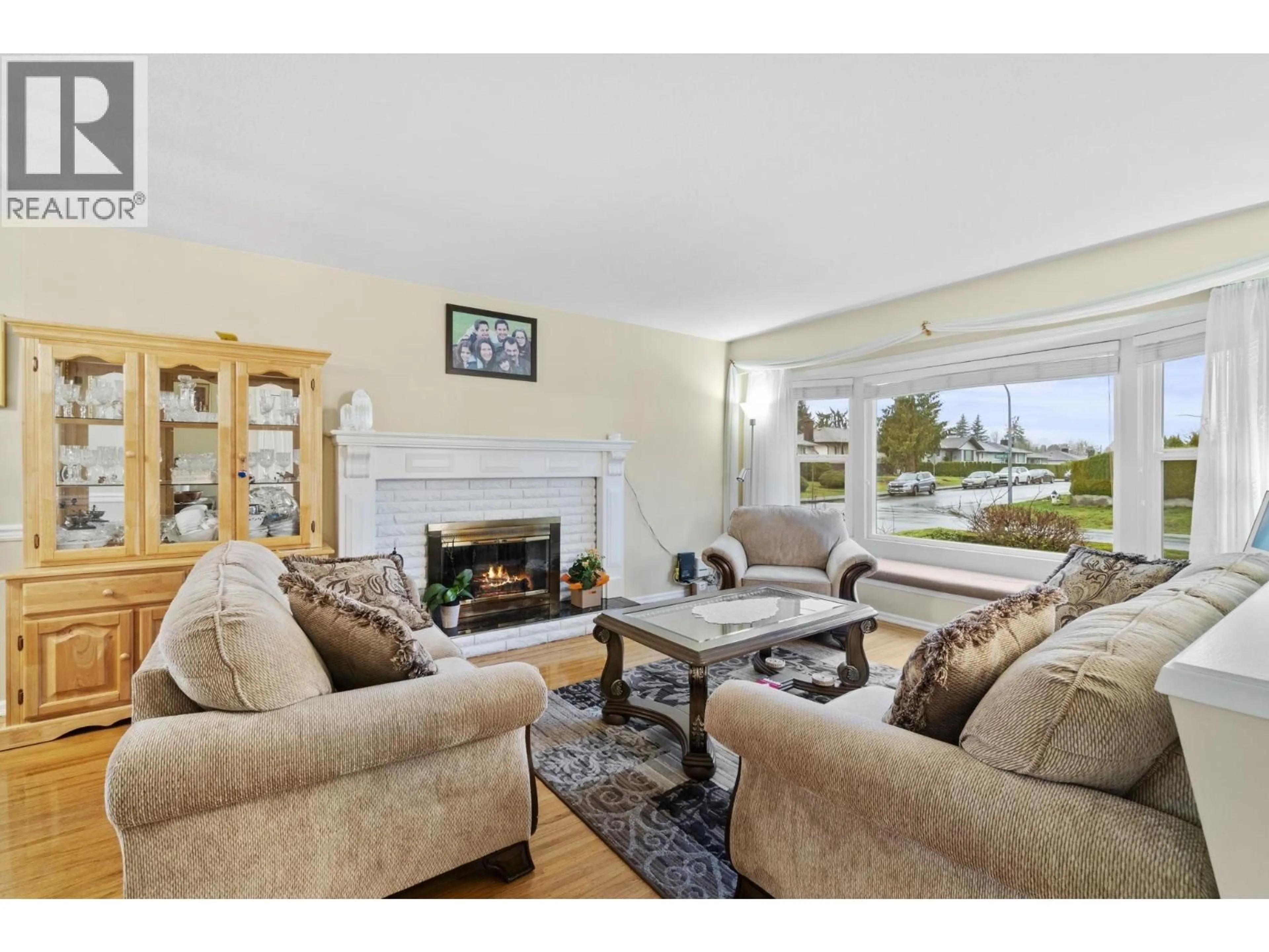 Living room with furniture, unknown for 920 GROVE AVENUE, Burnaby British Columbia V5B4G7