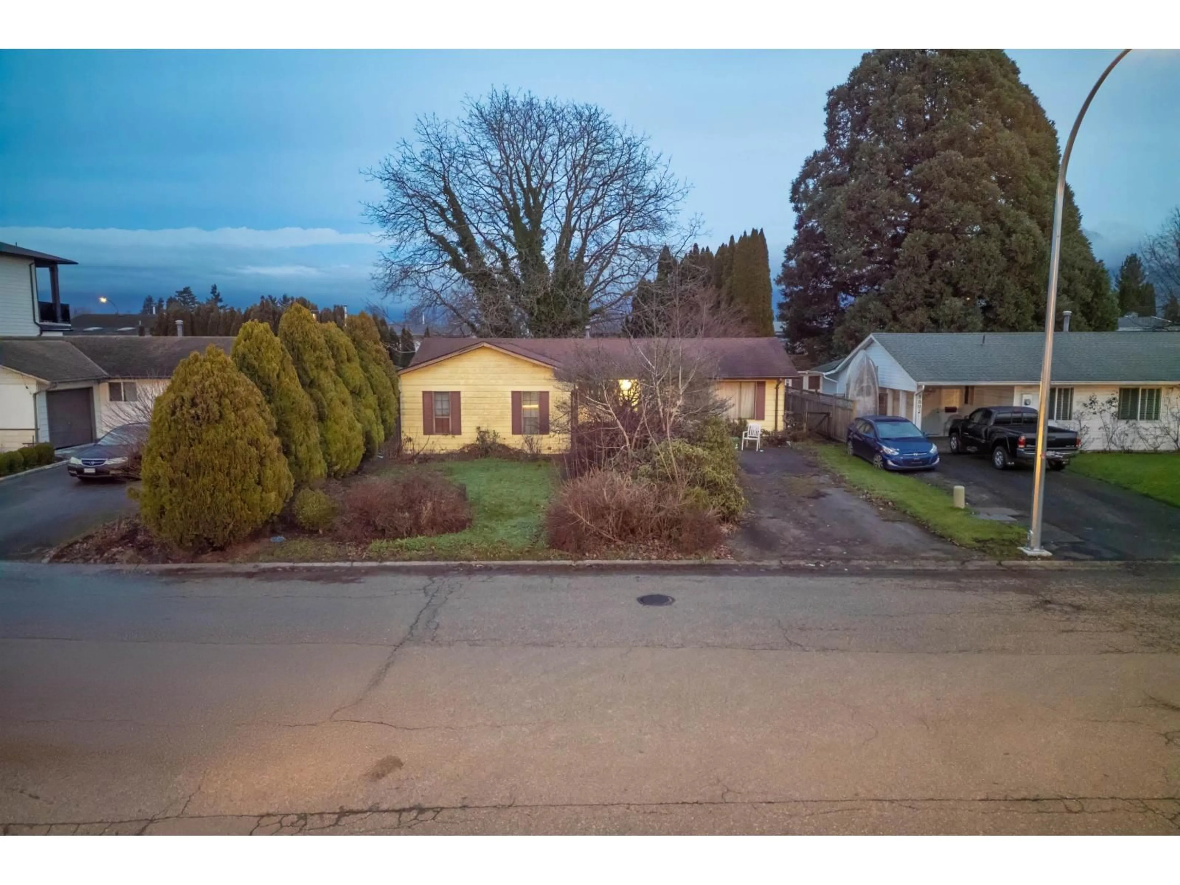 A pic from outside/outdoor area/front of a property/back of a property/a pic from drone, street for 8900 CHARLES STREET, Chilliwack British Columbia V2P7H8