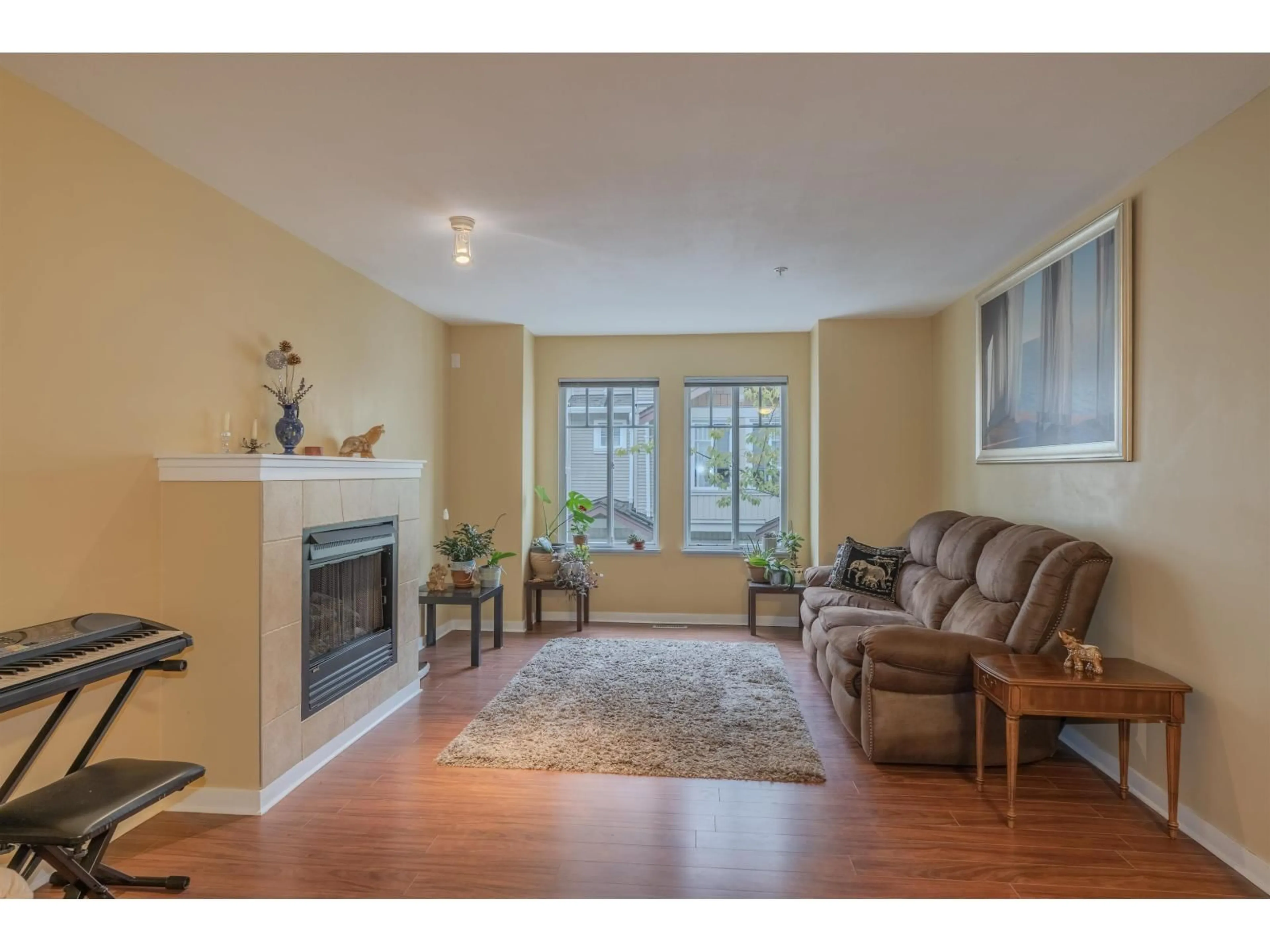 Living room with furniture, wood/laminate floor for 84 - 12711 64 AVENUE, Surrey British Columbia V3W1X1