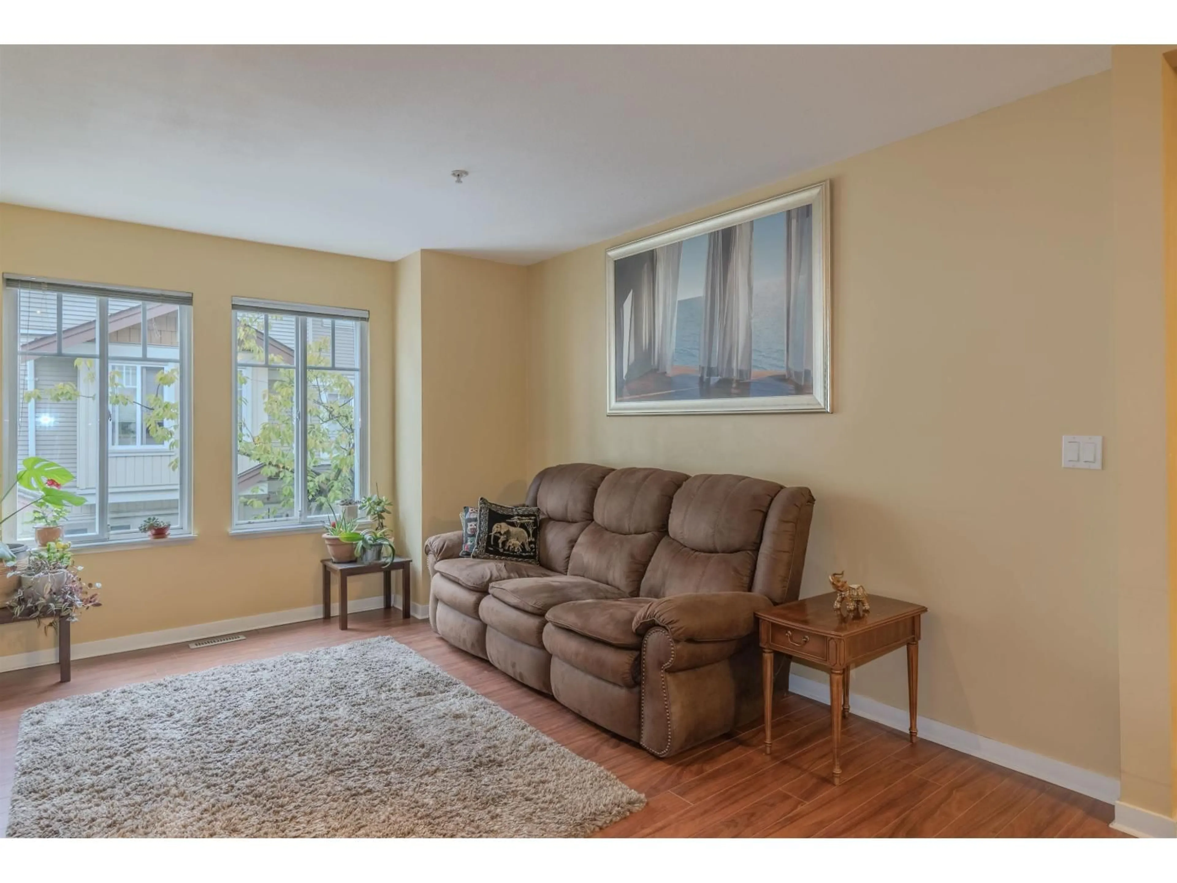 Living room with furniture, wood/laminate floor for 84 - 12711 64 AVENUE, Surrey British Columbia V3W1X1