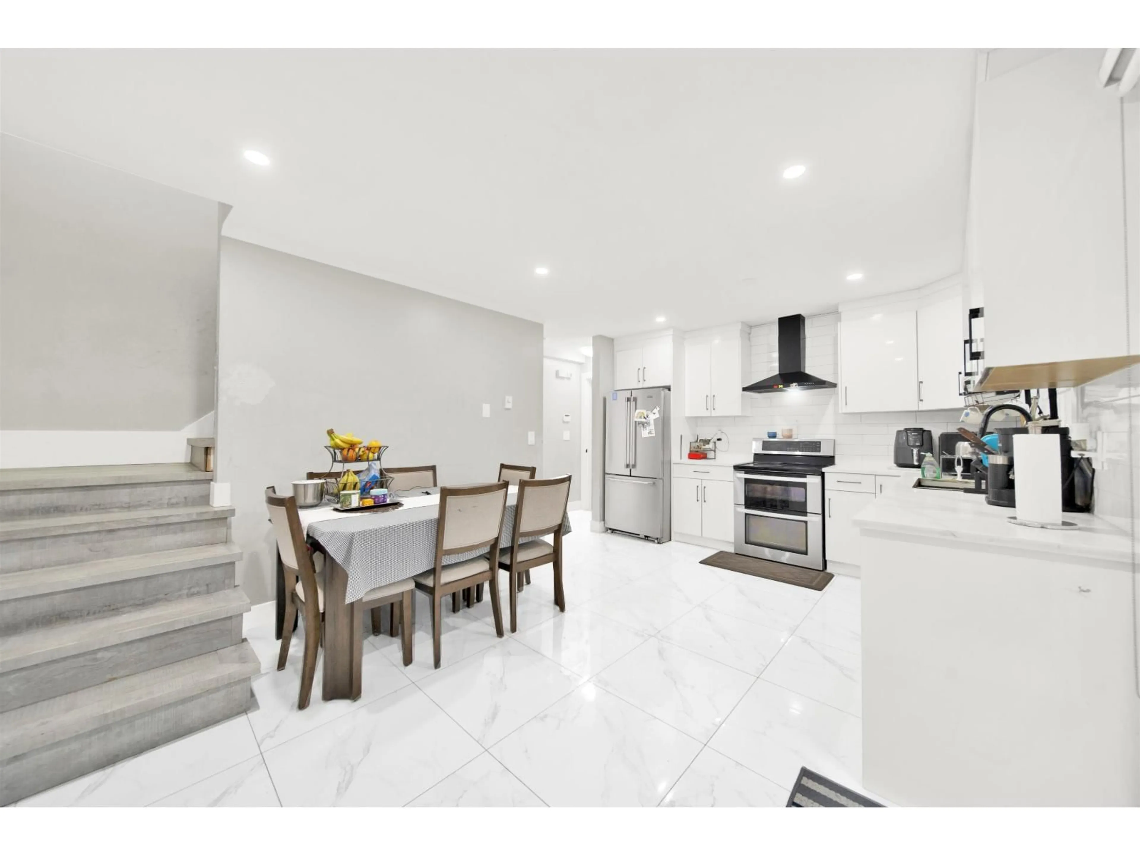 Open concept kitchen, ceramic/tile floor for 45533 MCINTOSH DRIVE, Chilliwack British Columbia V2P6V4