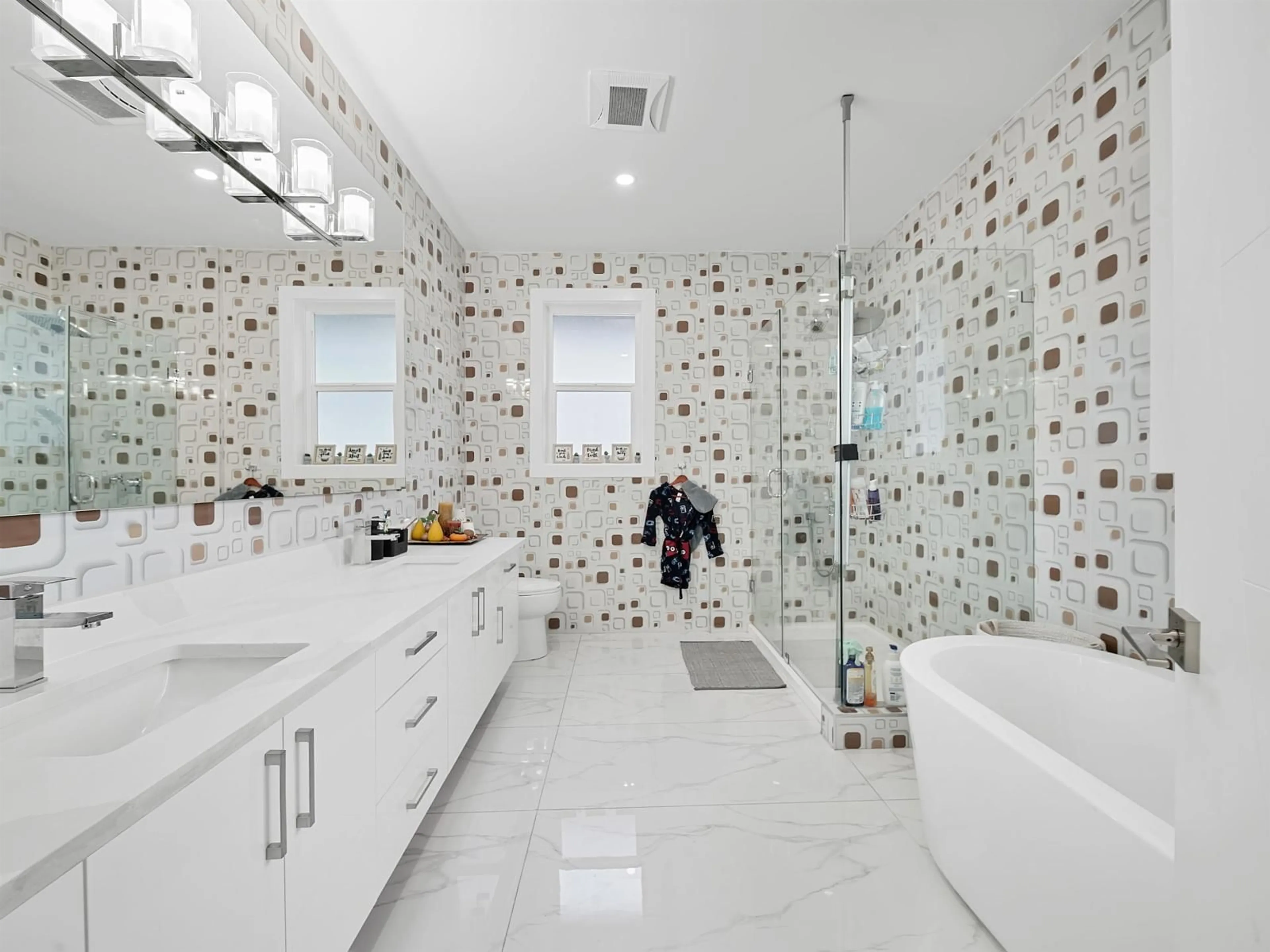 Contemporary bathroom, ceramic/tile floor for 16158 96B AVENUE, Surrey British Columbia V4N5X2