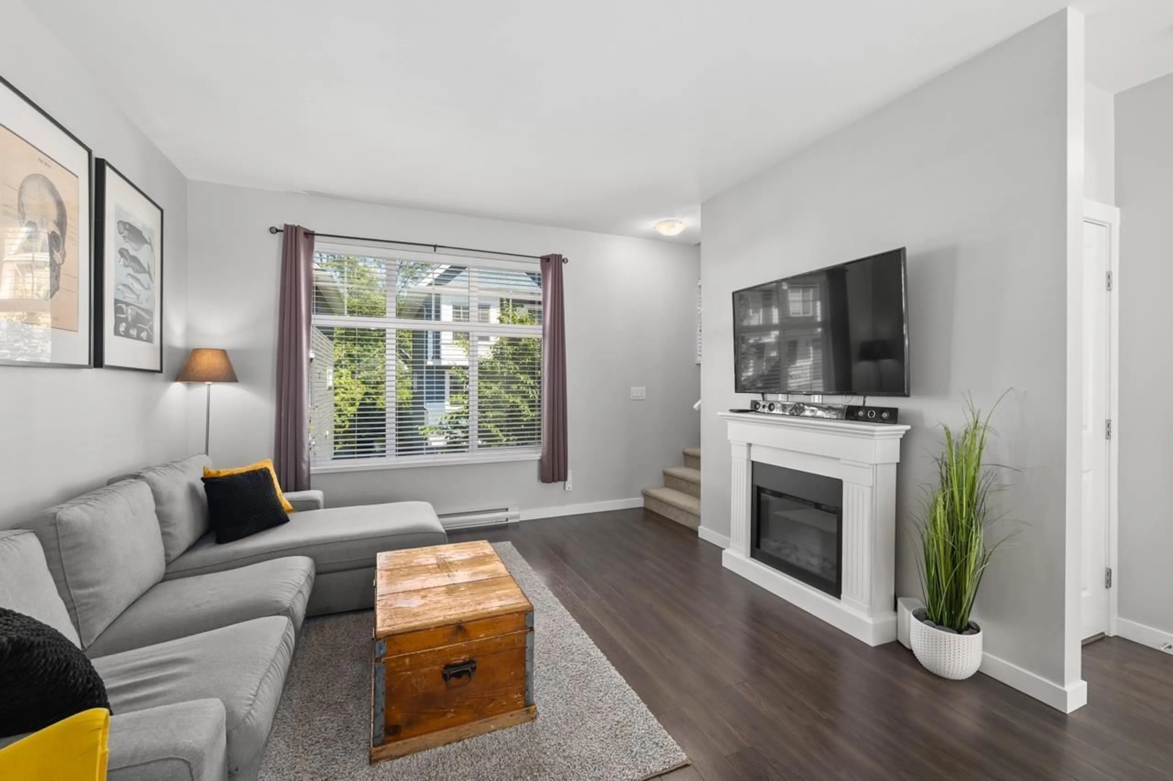 Living room with furniture, wood/laminate floor for 9 - 16323 15 AVENUE, Surrey British Columbia V4A0C5