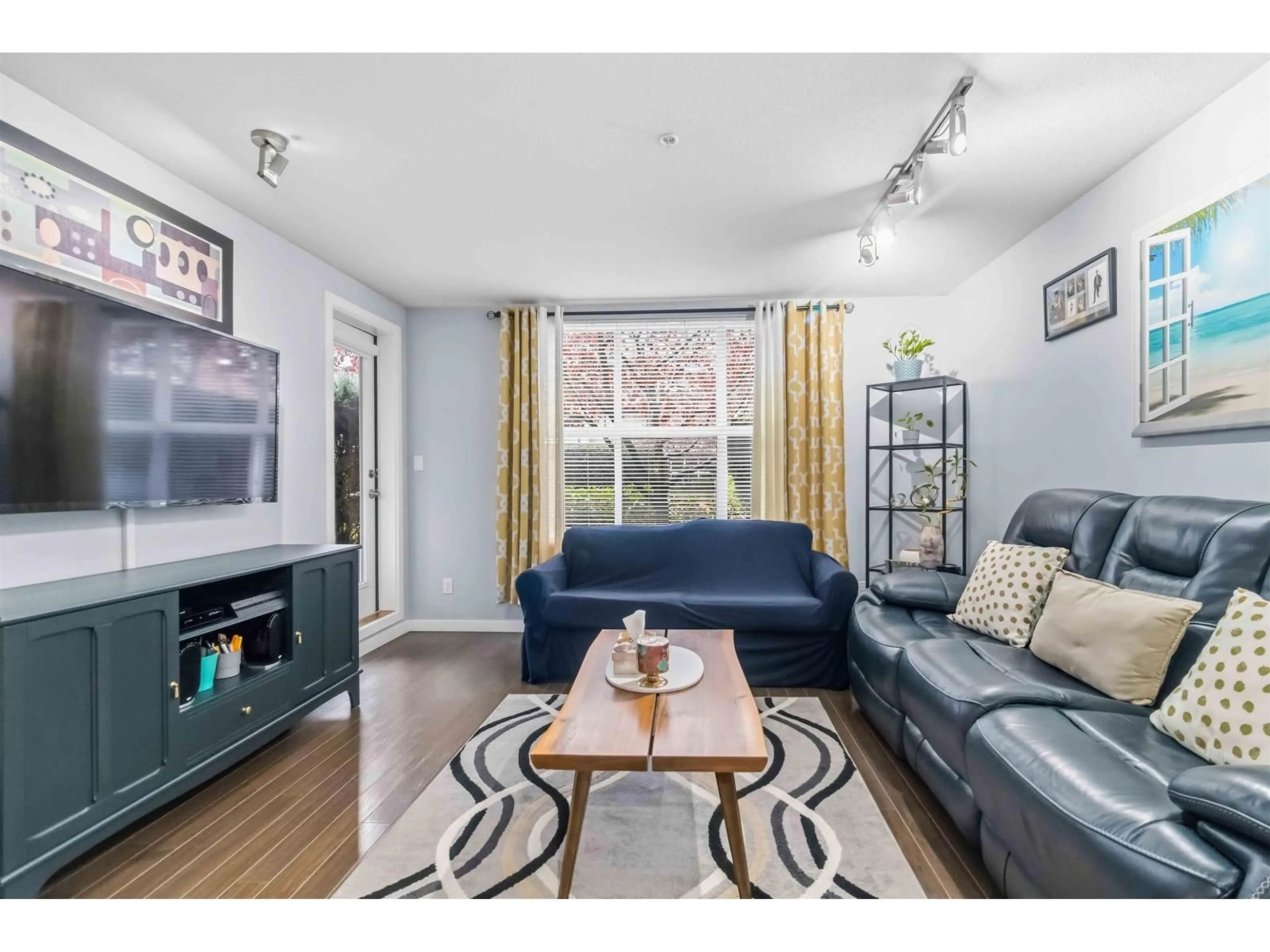 Living room with furniture, wood/laminate floor for 124 - 10707 139 STREET, Surrey British Columbia V3T0B2