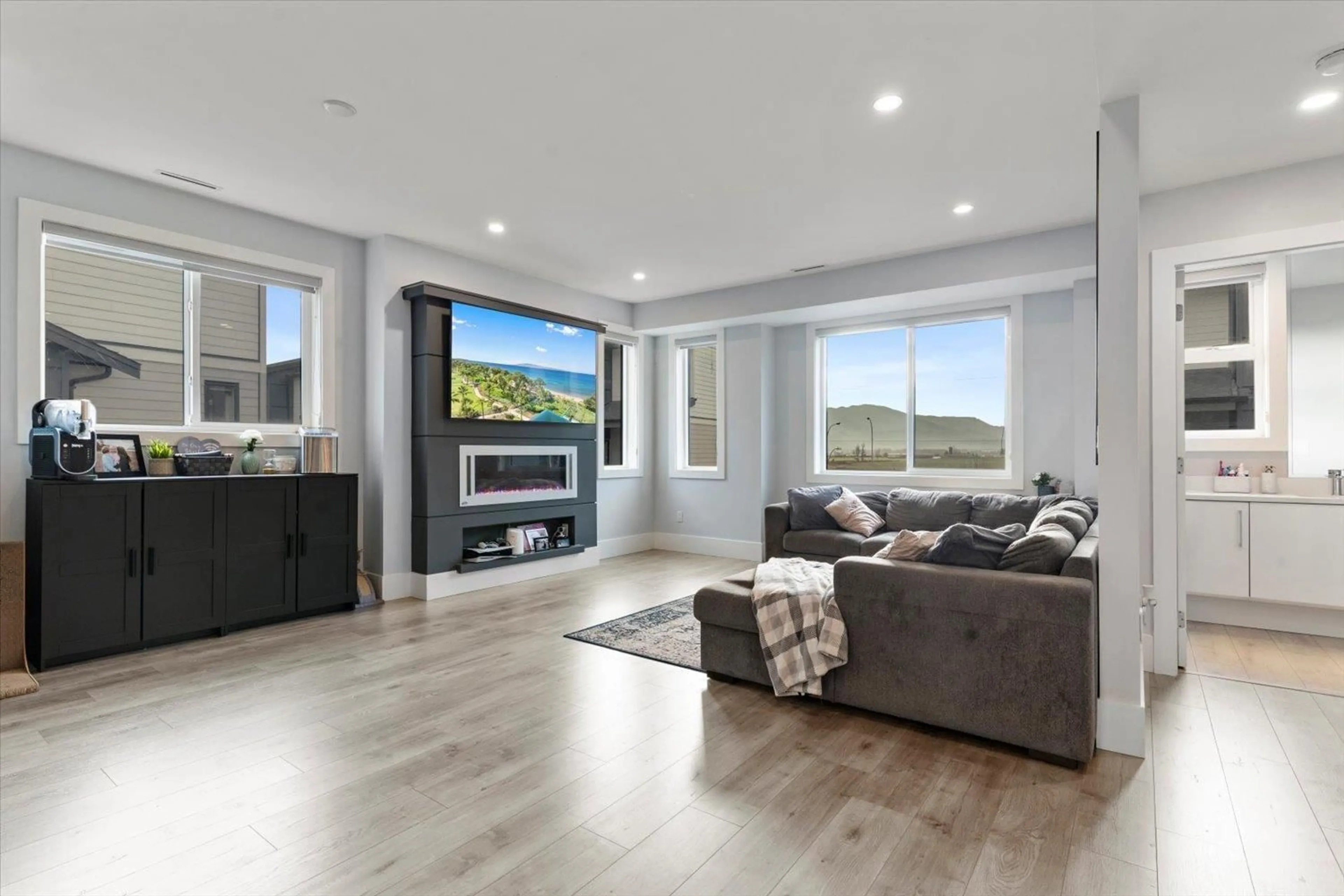 Living room with furniture, unknown for 19 - 34825 DELAIR ROAD, Abbotsford British Columbia V2S2E1