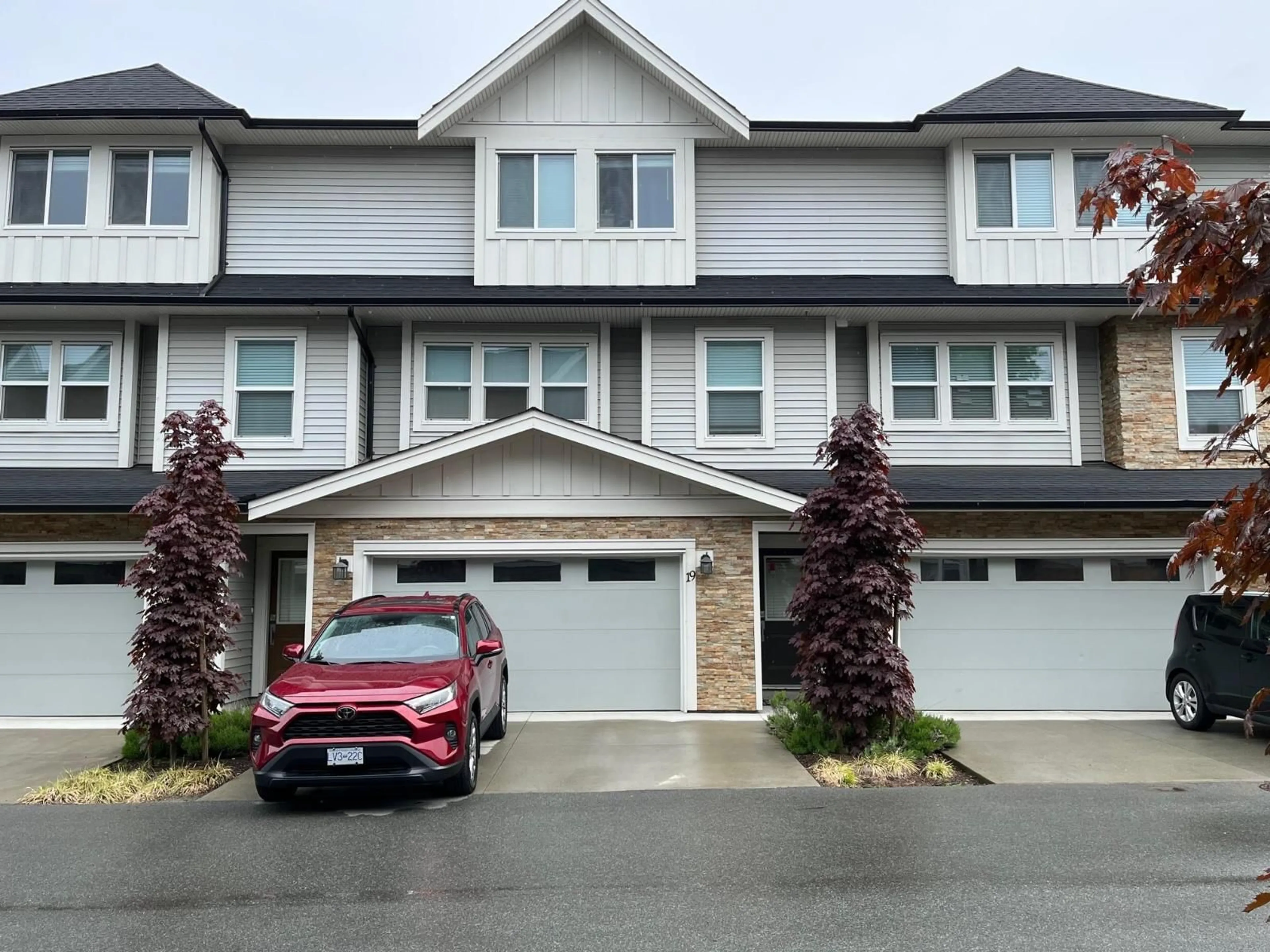 Home with vinyl exterior material, street for 19 - 45455 SPADINA AVENUE, Chilliwack British Columbia V2P0G4