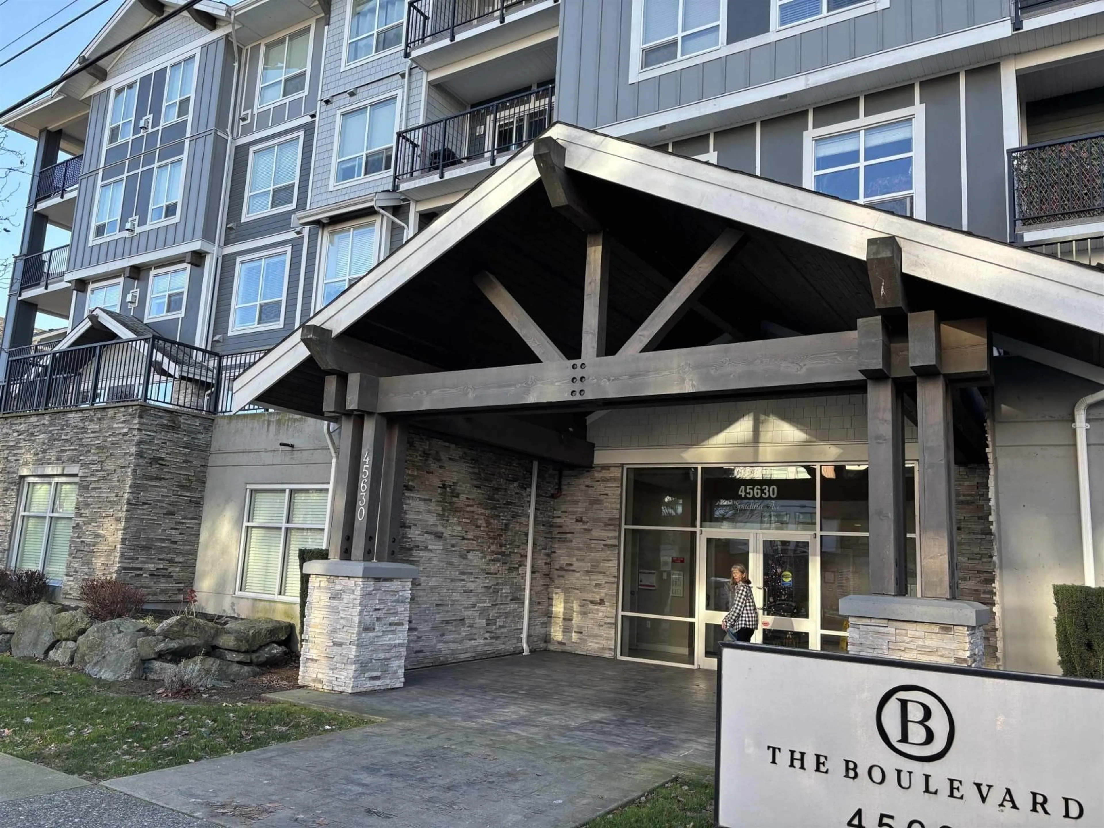 Indoor foyer for 104 - 45630 SPADINA AVENUE, Chilliwack British Columbia V2P0G9