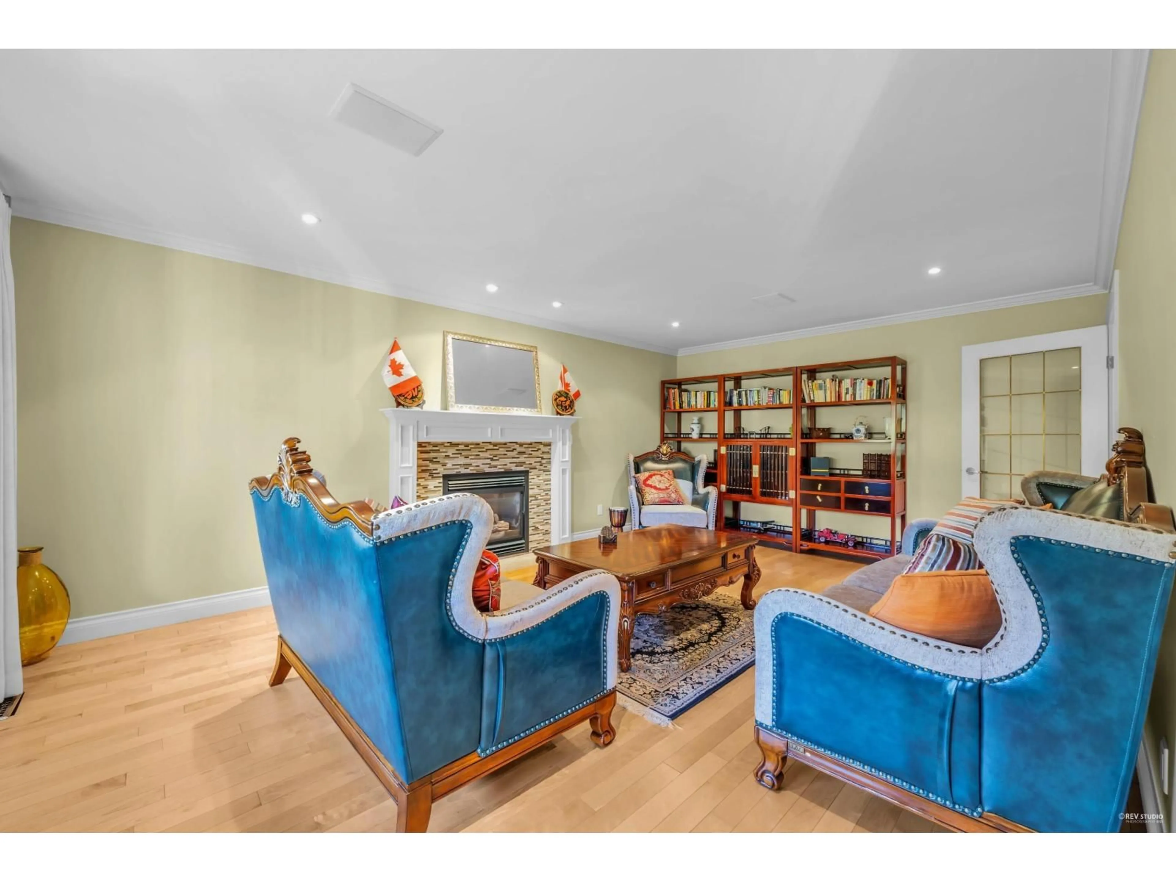 Living room with furniture, unknown for 17377 28A AVENUE, Surrey British Columbia V3Z0E7