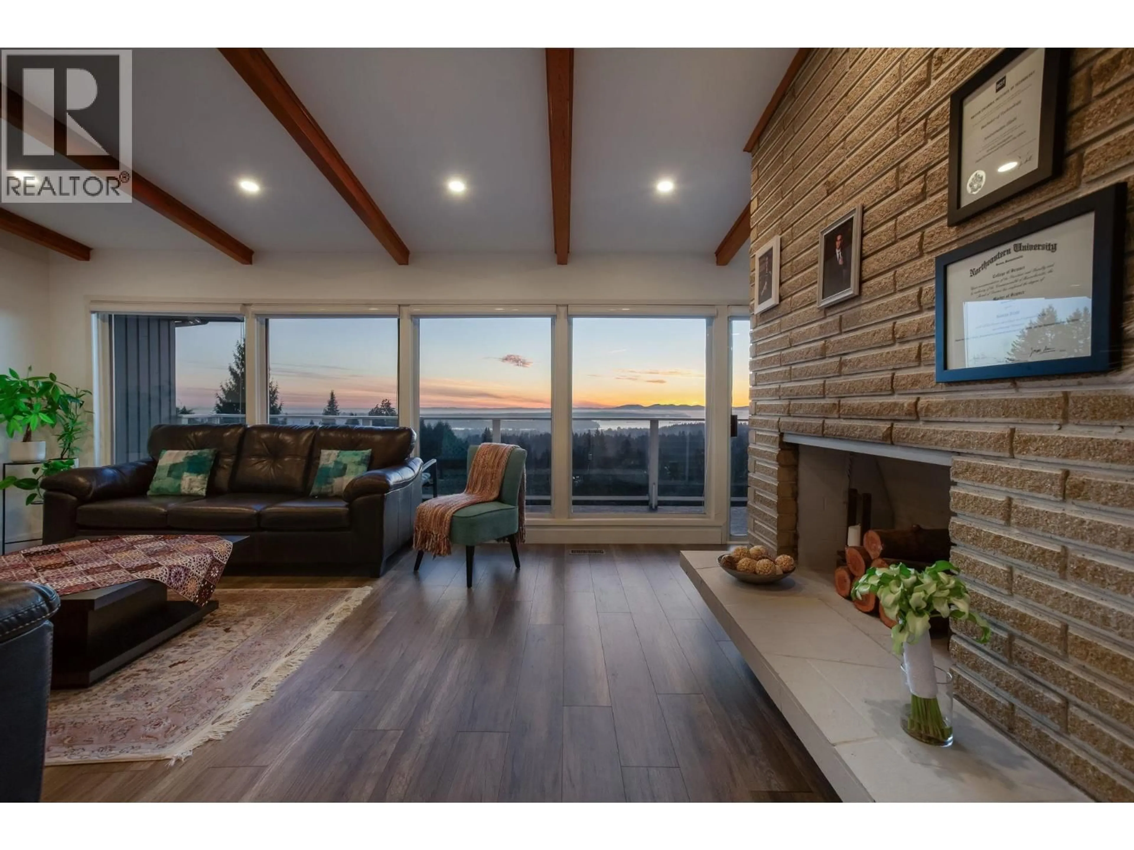 Living room with furniture, wood/laminate floor for 637 ALPINE COURT, North Vancouver British Columbia V7R2L7