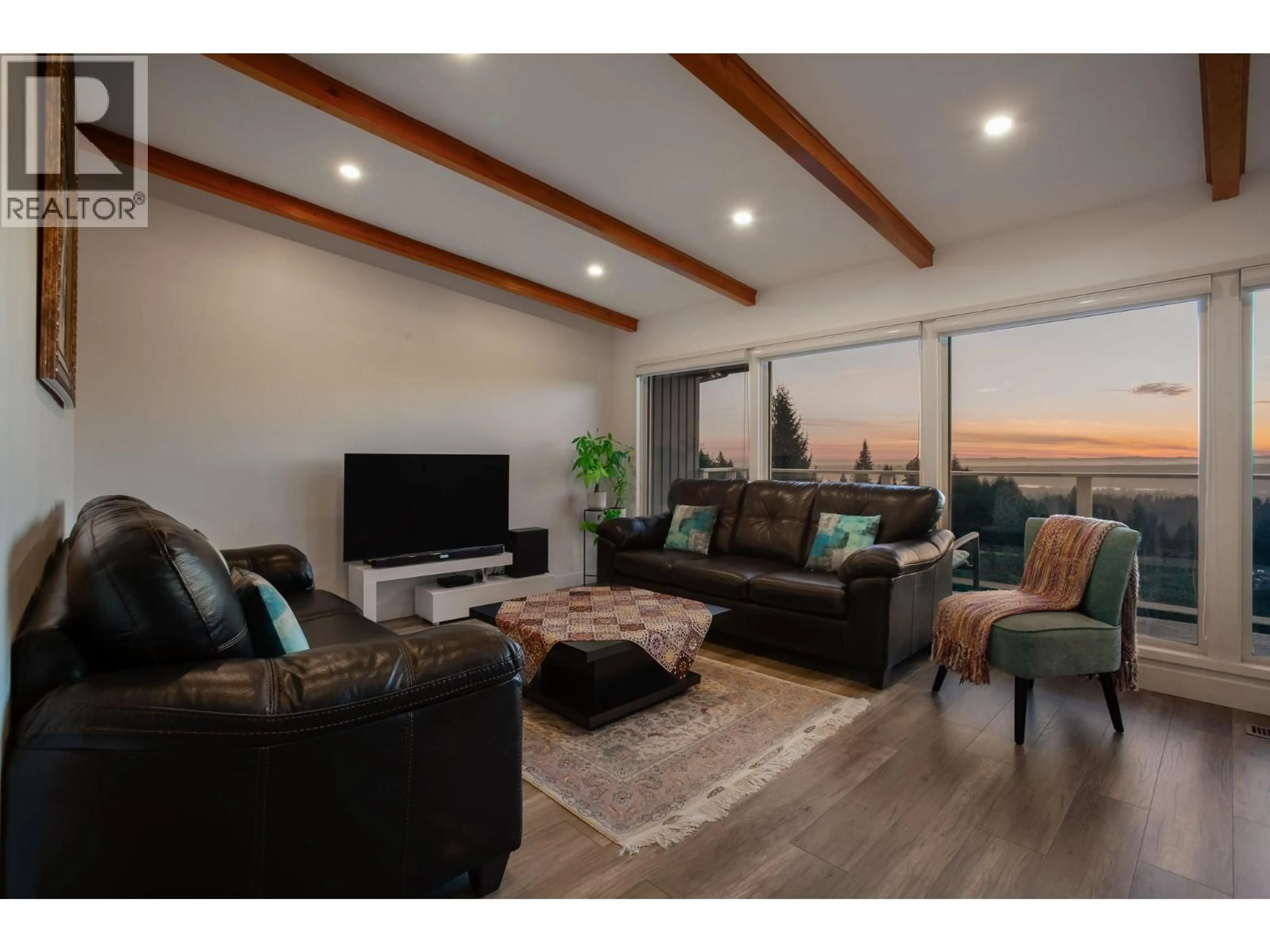 Living room with furniture, wood/laminate floor for 637 ALPINE COURT, North Vancouver British Columbia V7R2L7