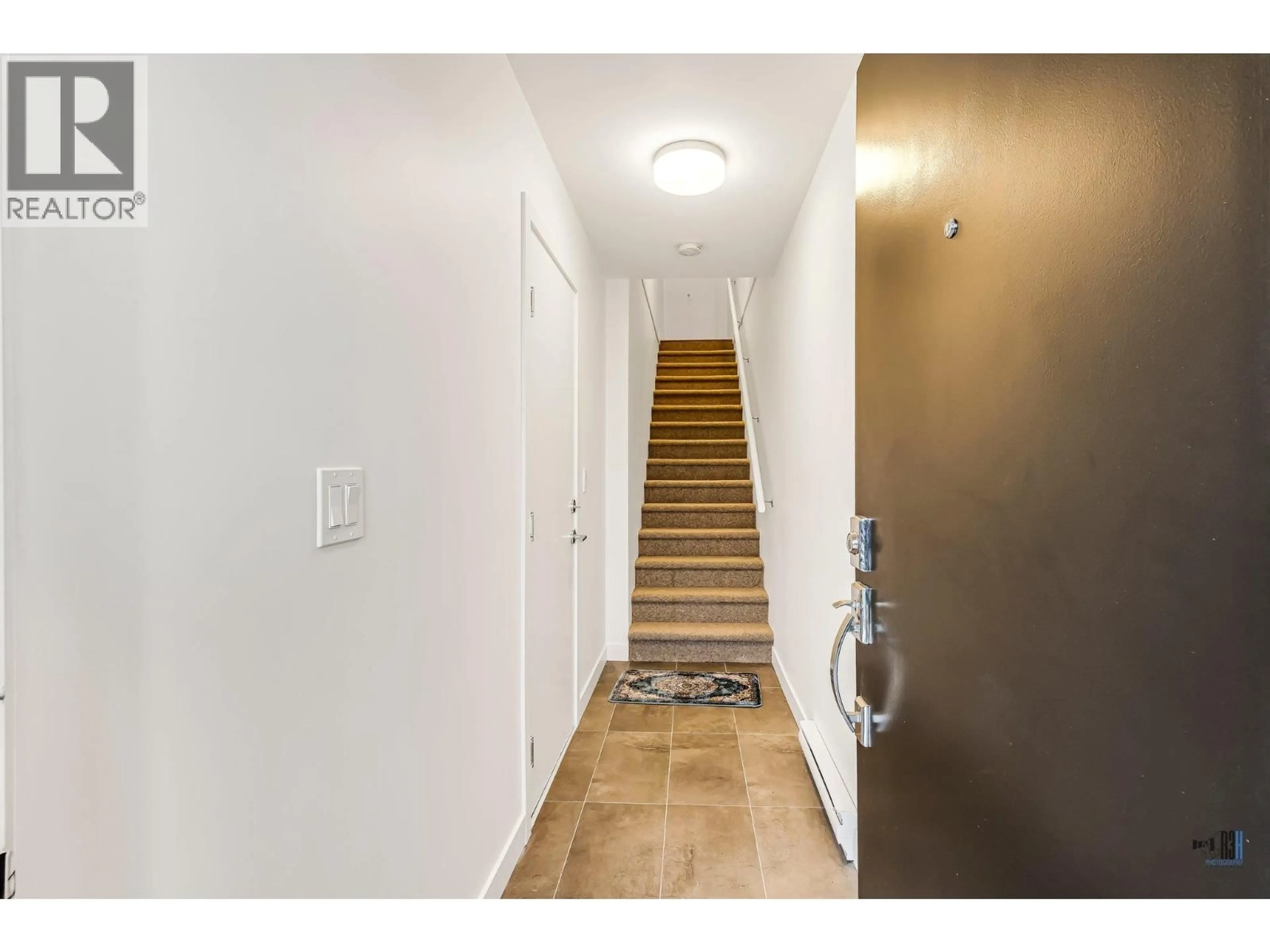 Indoor foyer for 18 - 4408 CORMORANT WAY, Tsawwassen British Columbia V4M0E9