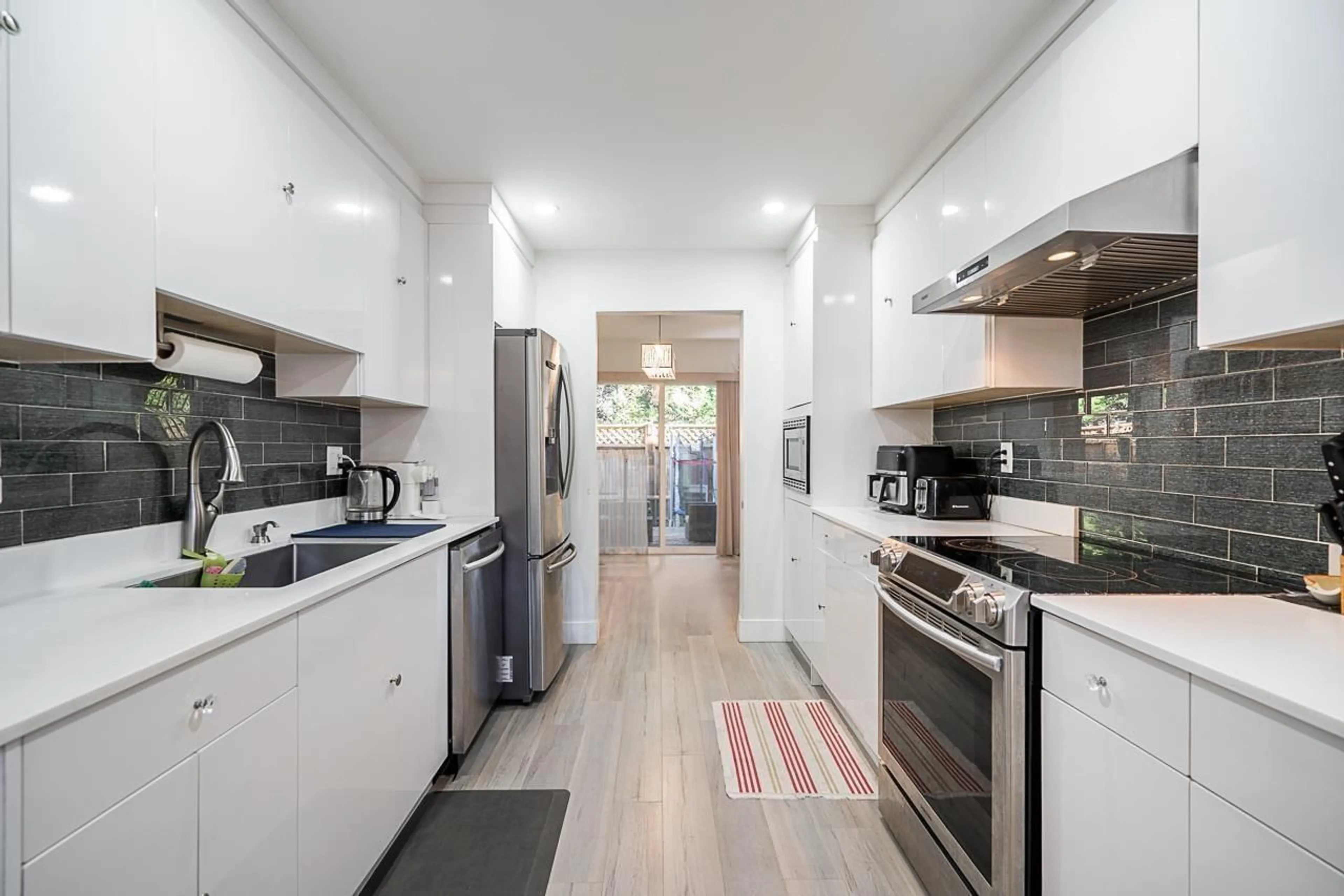 Open concept kitchen, unknown for 106 - 36060 OLD YALE ROAD, Abbotsford British Columbia V3G2E9